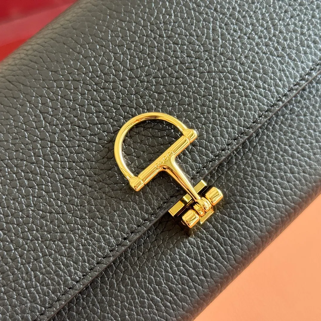 p540. 💋💋💋 Equipped with full counter packaging [New Product] This Gucci Softbit series shoulder bag is ingeniously integrated with the brand's classic equestrian style accessories in the shape of a large half-horse bit. Ankara red grained calfskin. Light gold-tone hardware. Dark brown microfiber lining. Half horsebit buckle. Ident.: 828147. Dimensions: 19x10x3.5cm. Color: black/original leather. Made in Italy