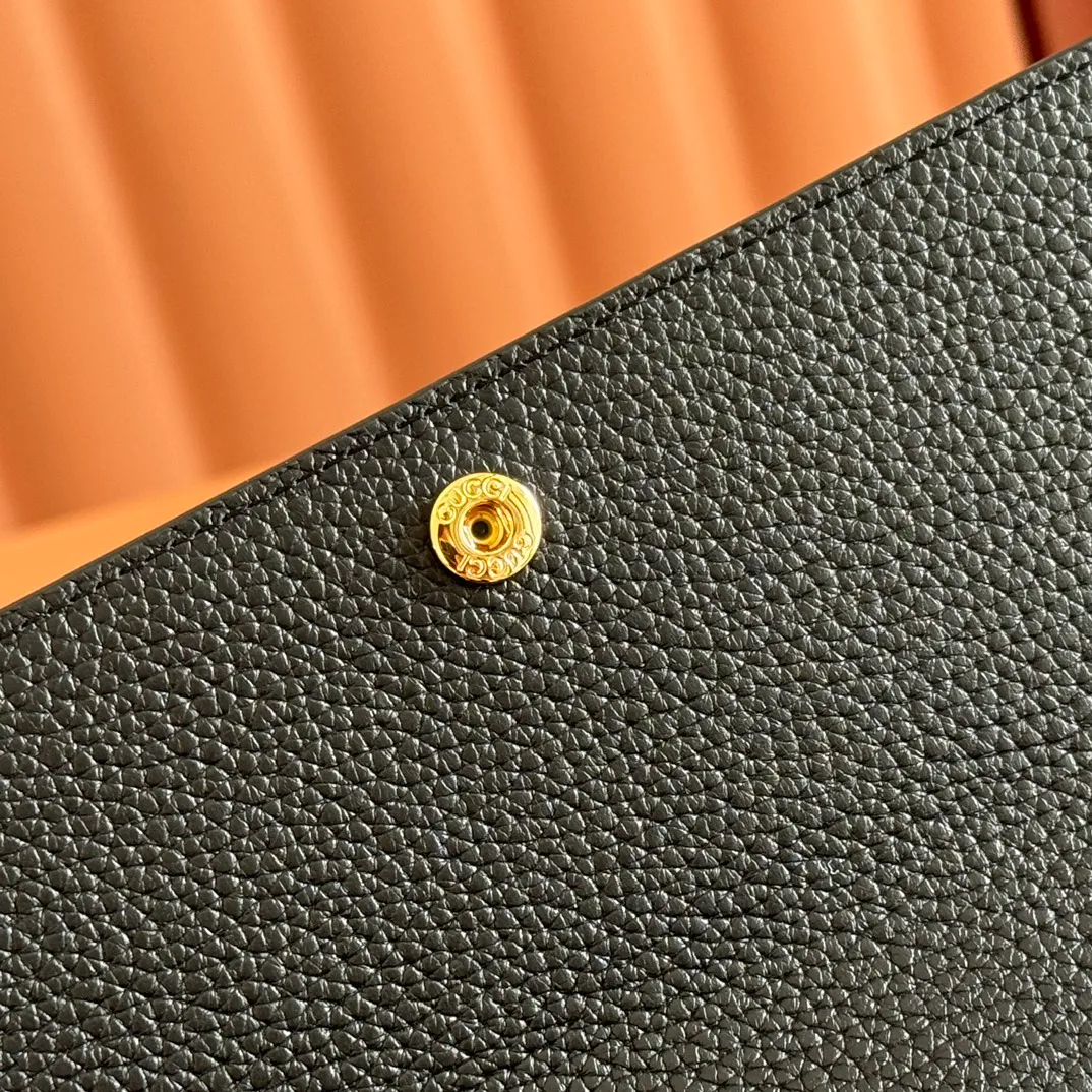 p540. 💋💋💋 Equipped with full counter packaging [New Product] This Gucci Softbit series shoulder bag is ingeniously integrated with the brand's classic equestrian style accessories in the shape of a large half-horse bit. Ankara red grained calfskin. Light gold-tone hardware. Dark brown microfiber lining. Half horsebit buckle. Ident.: 828147. Dimensions: 19x10x3.5cm. Color: black/original leather. Made in Italy