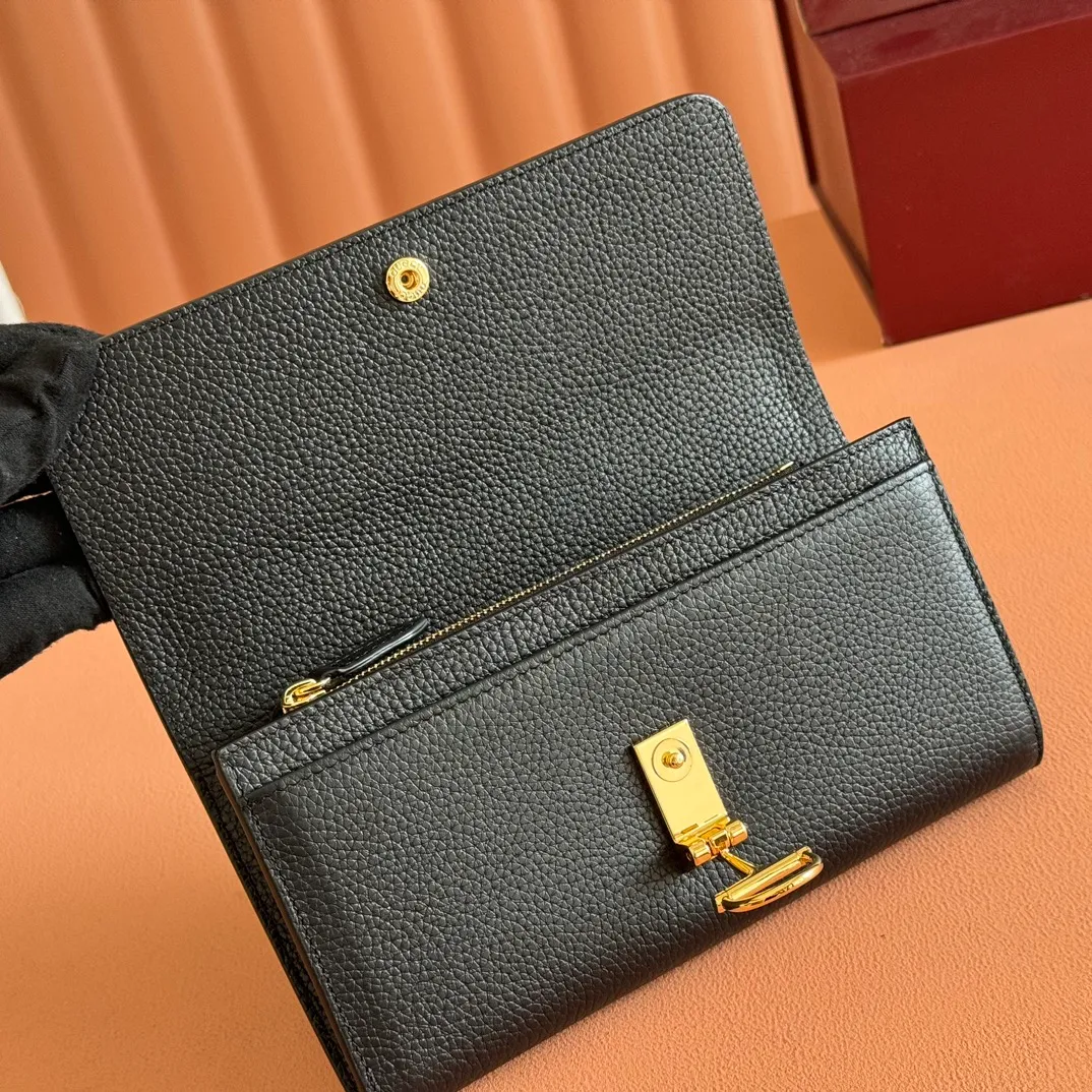 p540. 💋💋💋 Equipped with full counter packaging [New Product] This Gucci Softbit series shoulder bag is ingeniously integrated with the brand's classic equestrian style accessories in the shape of a large half-horse bit. Ankara red grained calfskin. Light gold-tone hardware. Dark brown microfiber lining. Half horsebit buckle. Ident.: 828147. Dimensions: 19x10x3.5cm. Color: black/original leather. Made in Italy