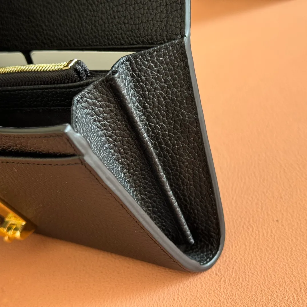 p540. 💋💋💋 Equipped with full counter packaging [New Product] This Gucci Softbit series shoulder bag is ingeniously integrated with the brand's classic equestrian style accessories in the shape of a large half-horse bit. Ankara red grained calfskin. Light gold-tone hardware. Dark brown microfiber lining. Half horsebit buckle. Ident.: 828147. Dimensions: 19x10x3.5cm. Color: black/original leather. Made in Italy