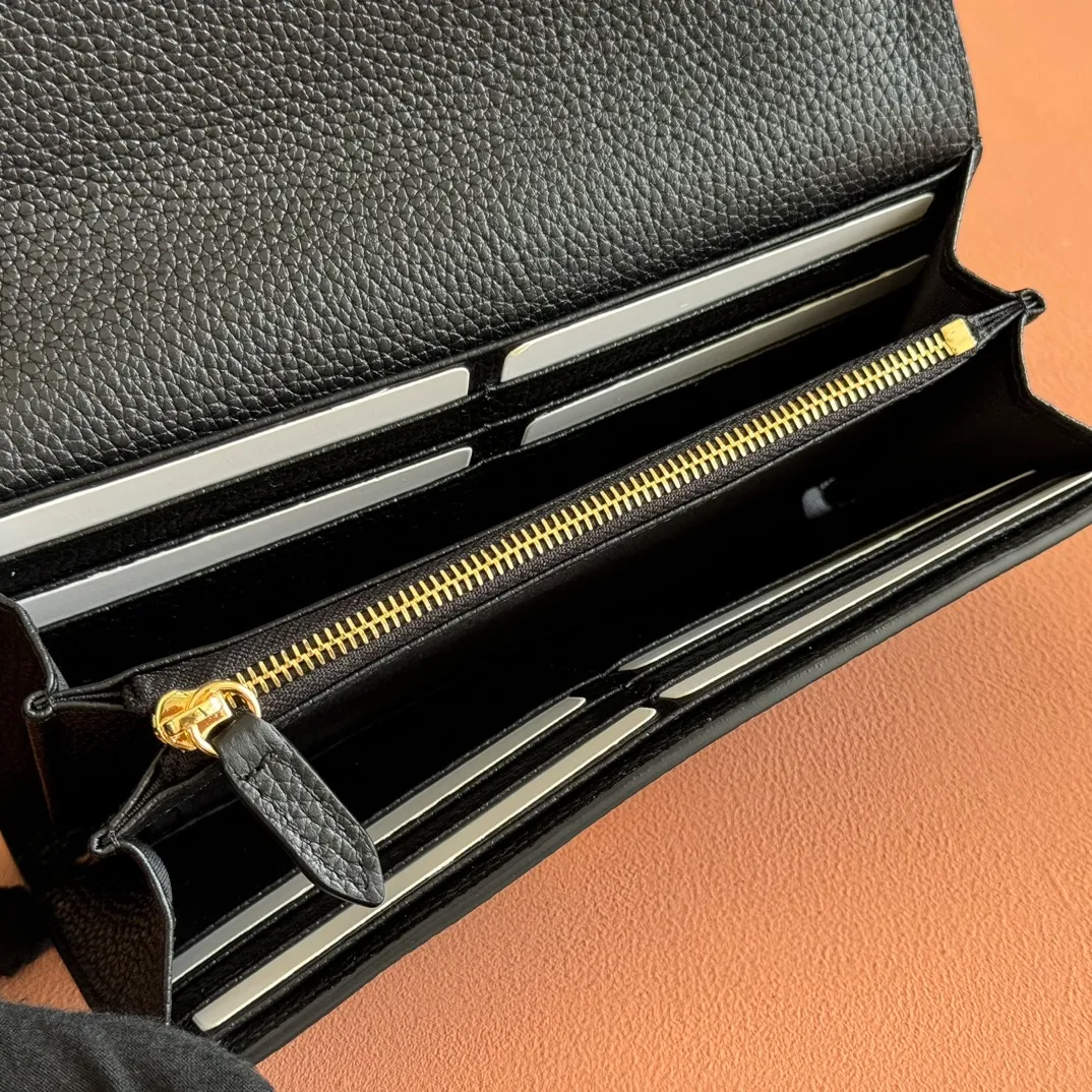 p540. 💋💋💋 Equipped with full counter packaging [New Product] This Gucci Softbit series shoulder bag is ingeniously integrated with the brand's classic equestrian style accessories in the shape of a large half-horse bit. Ankara red grained calfskin. Light gold-tone hardware. Dark brown microfiber lining. Half horsebit buckle. Ident.: 828147. Dimensions: 19x10x3.5cm. Color: black/original leather. Made in Italy