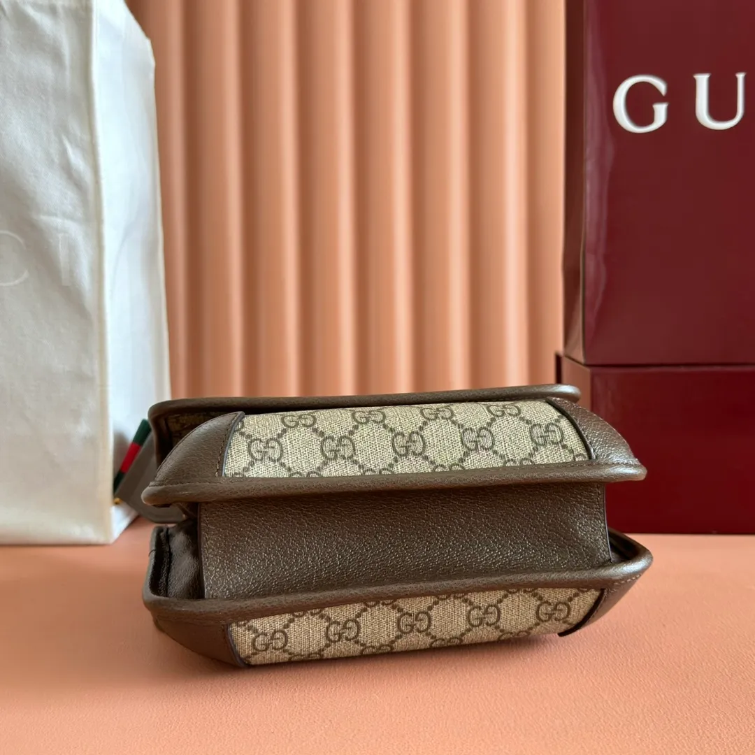 p960. 📣📣📣【Original leather accessories🌈 Equipped with full set of packaging at the counter】🔥🔥The messenger bag helps you play in this autumn and winter fashion circle ~ The classic PVC material is paired with brown cowhide, and is designed in a retro style. It's well organized and features flip-top closures on each side. The central opening compartment can be opened using a magnetic tab. Model: 501050, size: 22*16.5*4cm