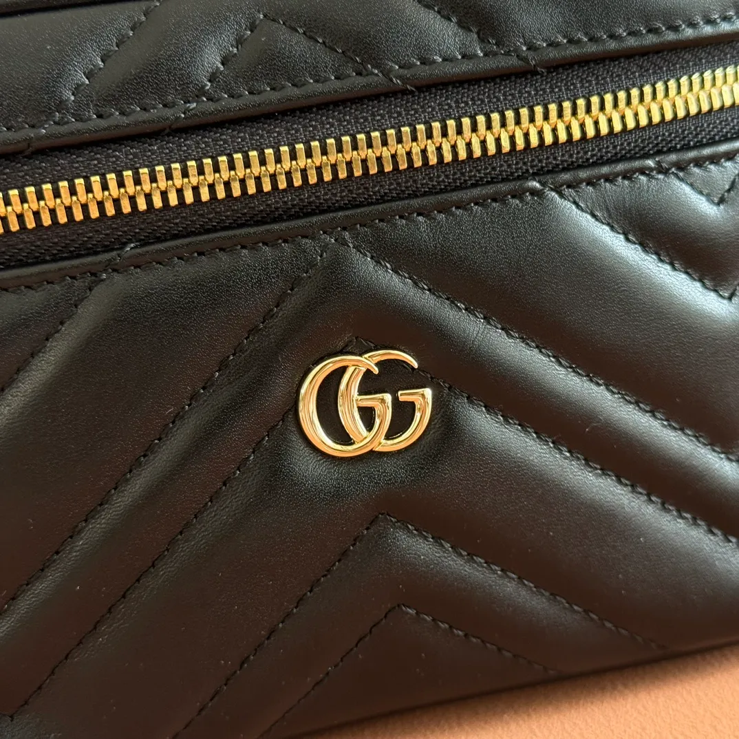 p1100💋💋💋 Comes with a full set of original counter packaging [New Product] The brand's iconic GG Marmont series launches a variety of modern fashion bags. This chain makeup bag is embellished with the brand's archive logo, which debuted in the 1970s. Black quilted V-shaped calfskin Leather Light gold tone hardware Black taffeta lining Double G Carrying handle (6cm high) Detachable chain shoulder strap (55cm high) Zip closure Ident: 837454. Dimensions: 19cm (width) x 11.5cm (height) x 9cm (depth) Weight: approx. 395g Color: Black full leather. Made in Italy
