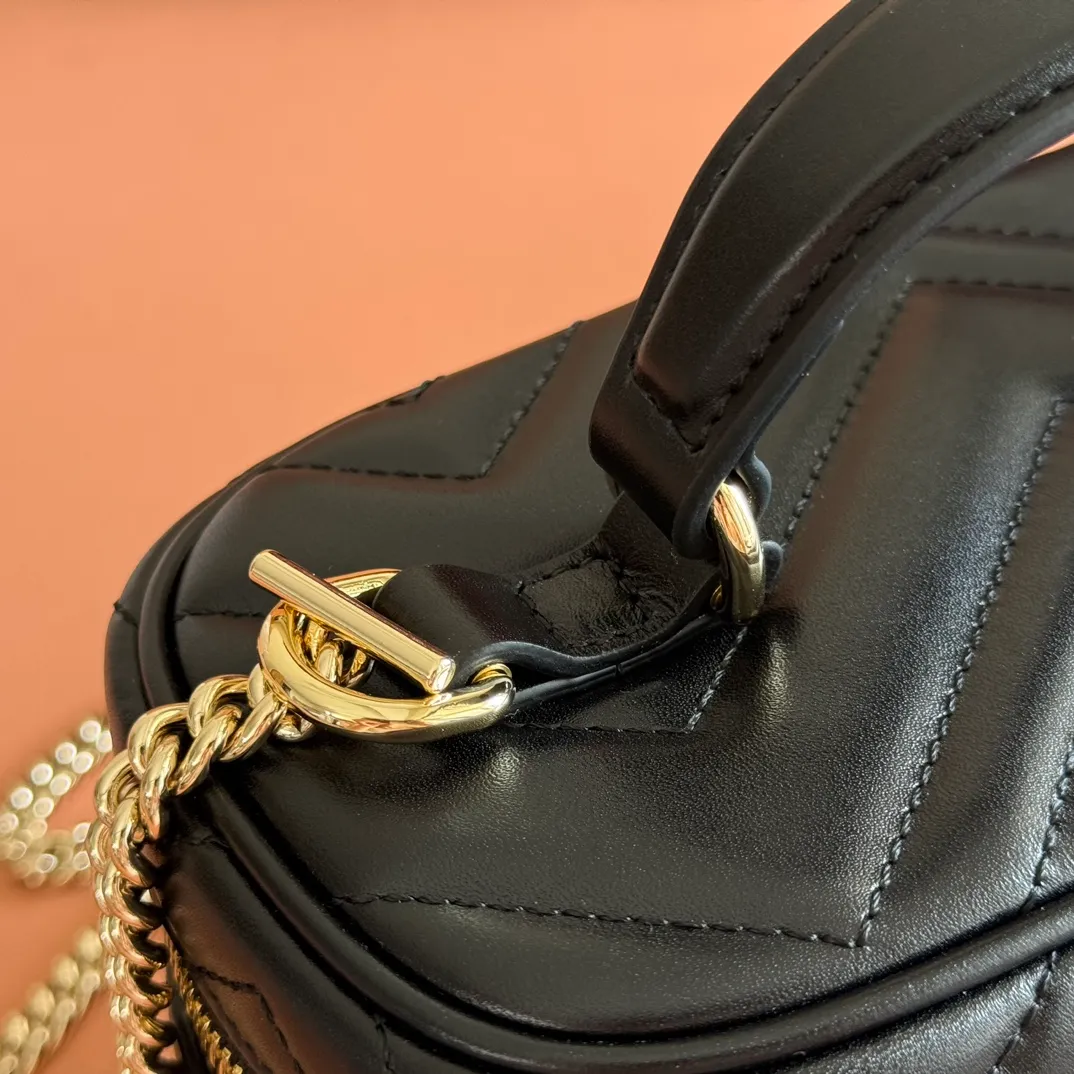 p1100💋💋💋 Comes with a full set of original counter packaging [New Product] The brand's iconic GG Marmont series launches a variety of modern fashion bags. This chain makeup bag is embellished with the brand's archive logo, which debuted in the 1970s. Black quilted V-shaped calfskin Leather Light gold tone hardware Black taffeta lining Double G Carrying handle (6cm high) Detachable chain shoulder strap (55cm high) Zip closure Ident: 837454. Dimensions: 19cm (width) x 11.5cm (height) x 9cm (depth) Weight: approx. 395g Color: Black full leather. Made in Italy