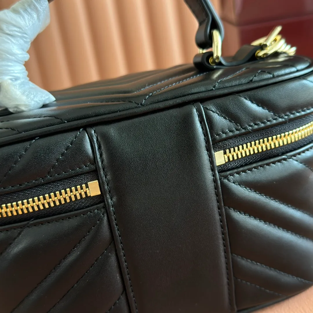 p1100💋💋💋 Comes with a full set of original counter packaging [New Product] The brand's iconic GG Marmont series launches a variety of modern fashion bags. This chain makeup bag is embellished with the brand's archive logo, which debuted in the 1970s. Black quilted V-shaped calfskin Leather Light gold tone hardware Black taffeta lining Double G Carrying handle (6cm high) Detachable chain shoulder strap (55cm high) Zip closure Ident: 837454. Dimensions: 19cm (width) x 11.5cm (height) x 9cm (depth) Weight: approx. 395g Color: Black full leather. Made in Italy