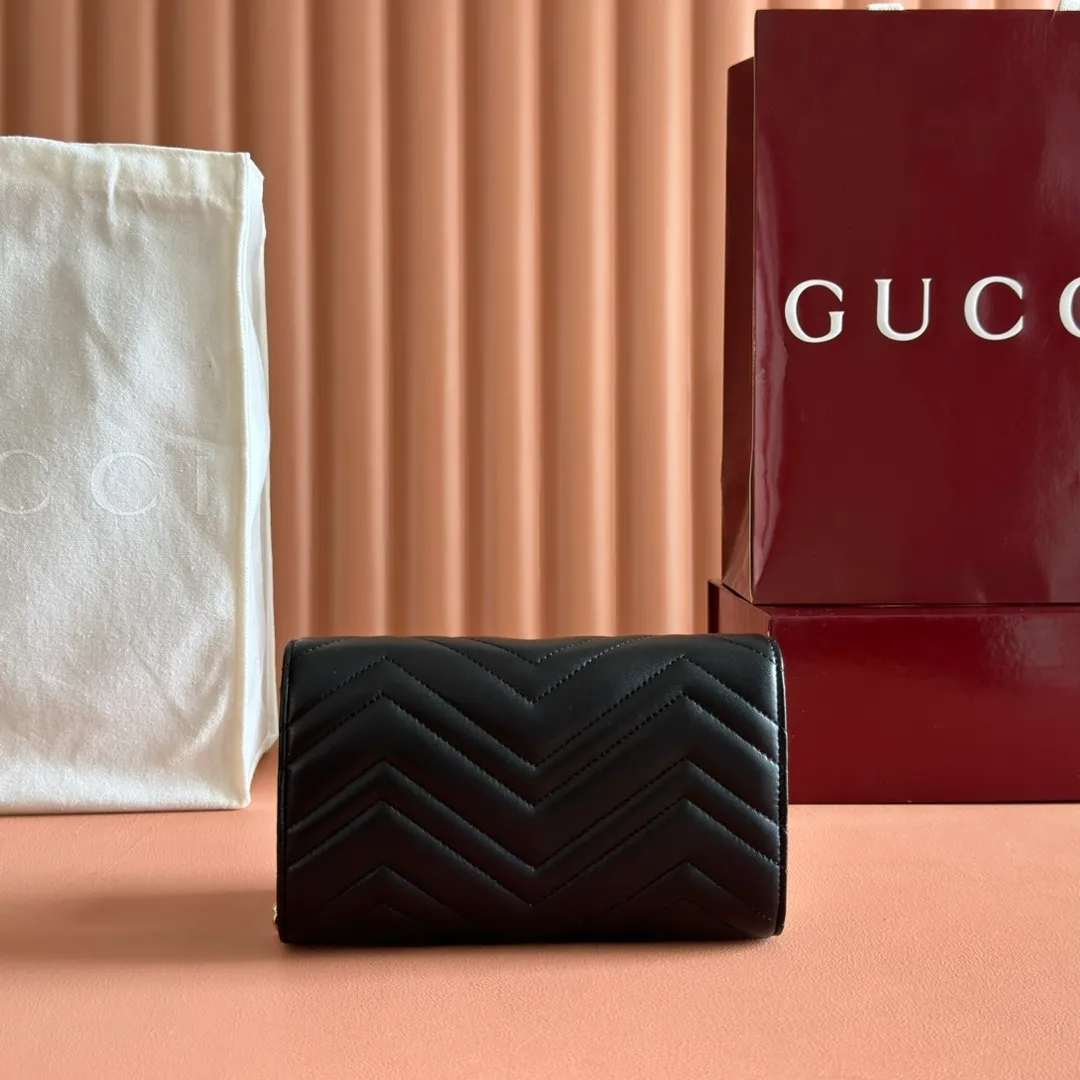 p760. 💋💋💋"With full set of original counter packaging" [New product] This GG Marmont series chain wallet is crafted with Matelassé cow leather. The series' iconic double G accessories make the entire design fuller. Black quilted V-shaped calfskin Leather Light gold-tone hardware Black taffeta lining Double G Interior: six card compartments, one zip pocket and one flap pocket Chain shoulder strap (60 cm high) Press-button closure Ident.: 837745. Dimensions: 20cm (width) x 12cm (height) x 4cm (depth) Weight: approx. 357g