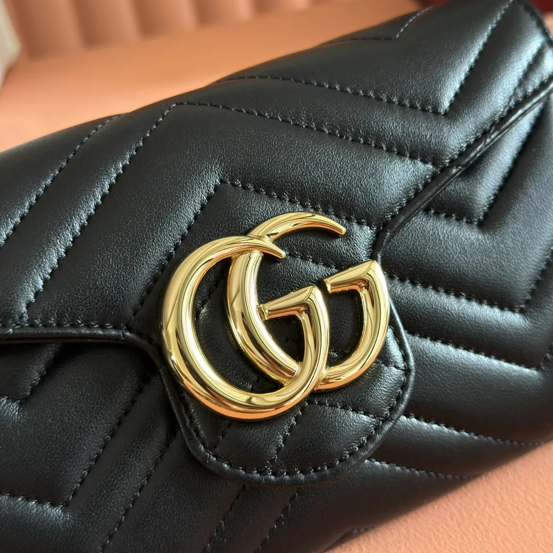 p760. 💋💋💋"With full set of original counter packaging" [New product] This GG Marmont series chain wallet is crafted with Matelassé cow leather. The series' iconic double G accessories make the entire design fuller. Black quilted V-shaped calfskin Leather Light gold-tone hardware Black taffeta lining Double G Interior: six card compartments, one zip pocket and one flap pocket Chain shoulder strap (60 cm high) Press-button closure Ident.: 837745. Dimensions: 20cm (width) x 12cm (height) x 4cm (depth) Weight: approx. 357g