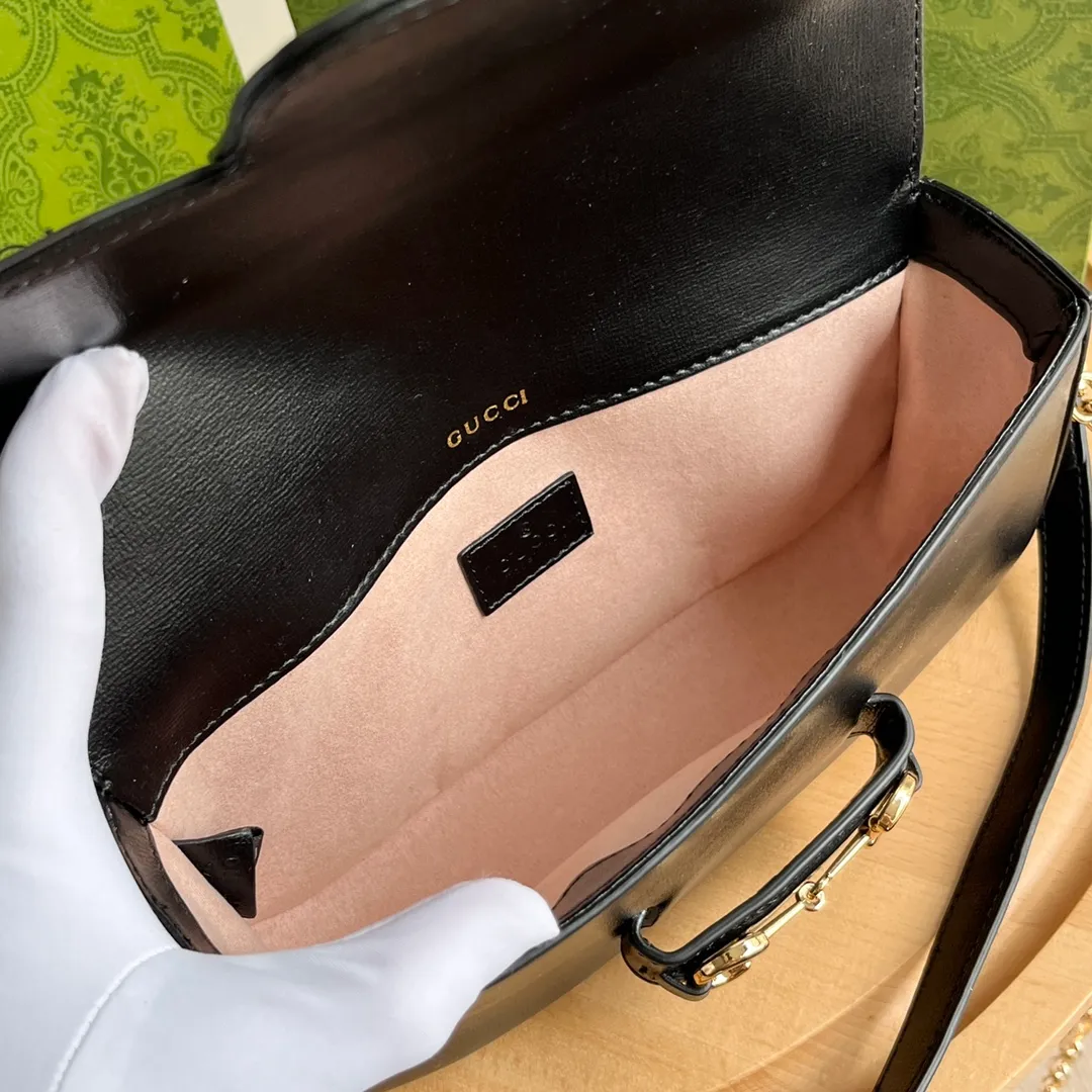 Actual shot #💰280 Style number: 735178 black leather Size: 24✖️13.5✖️7.5cm Gucci Horsebit 1955 baguette Xiaohongshu’s new backpack has 2 shoulder straps, can be carried in the hand, cross-body, or under the armpit. It is flatter and longer than the regular 1955 saddle bag. The chain is very textured. It is perfect for taking pictures when going out👍