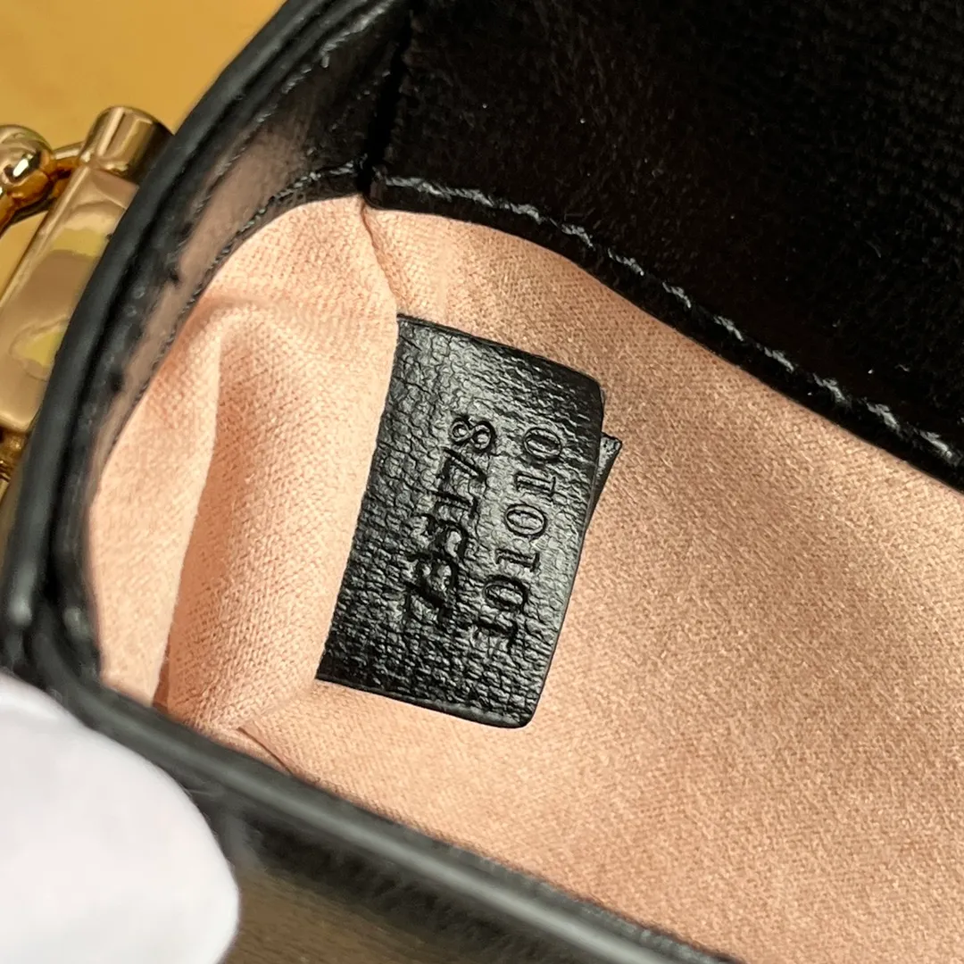 Actual shot #💰280 Style number: 735178 black leather Size: 24✖️13.5✖️7.5cm Gucci Horsebit 1955 baguette Xiaohongshu’s new backpack has 2 shoulder straps, can be carried in the hand, cross-body, or under the armpit. It is flatter and longer than the regular 1955 saddle bag. The chain is very textured. It is perfect for taking pictures when going out👍