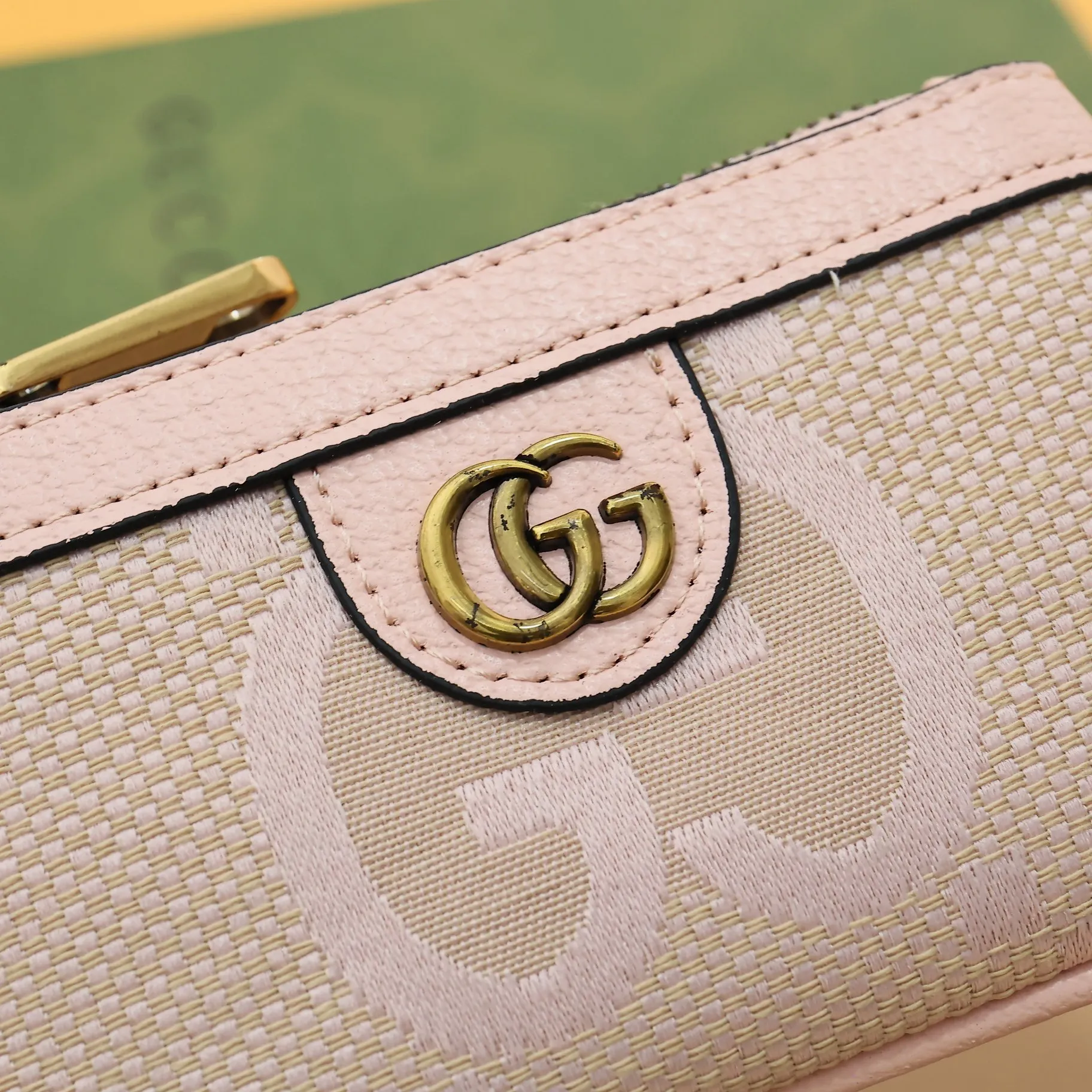 ￥140 GUCCI’s new small coin purse ~ lipstick bag🧃🧃 is made of imported calfskin with embroidered wavy pattern, 🧃🧃 matched with exquisite original factory bronze double G hardware 🧃🧃, flexible and unique hook buckle, small and exquisite, great effect, model: 671722, size: 12.5x7x1.5cm Color: pink cloth/pink U