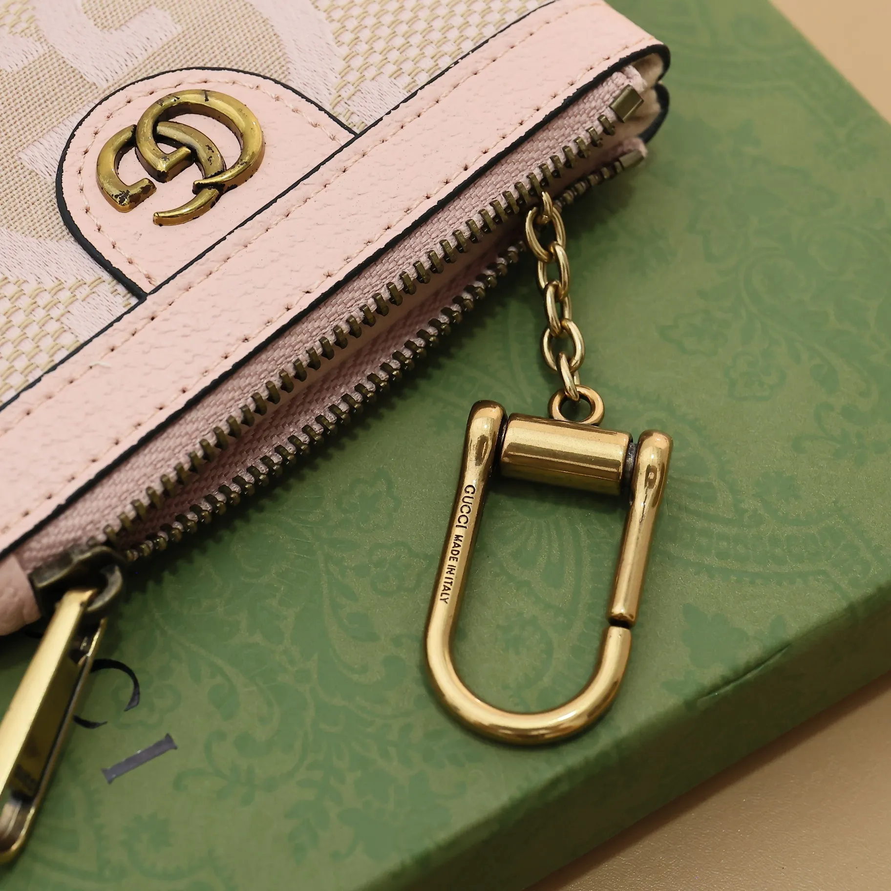 ￥140 GUCCI’s new small coin purse ~ lipstick bag🧃🧃 is made of imported calfskin with embroidered wavy pattern, 🧃🧃 matched with exquisite original factory bronze double G hardware 🧃🧃, flexible and unique hook buckle, small and exquisite, great effect, model: 671722, size: 12.5x7x1.5cm Color: pink cloth/pink U