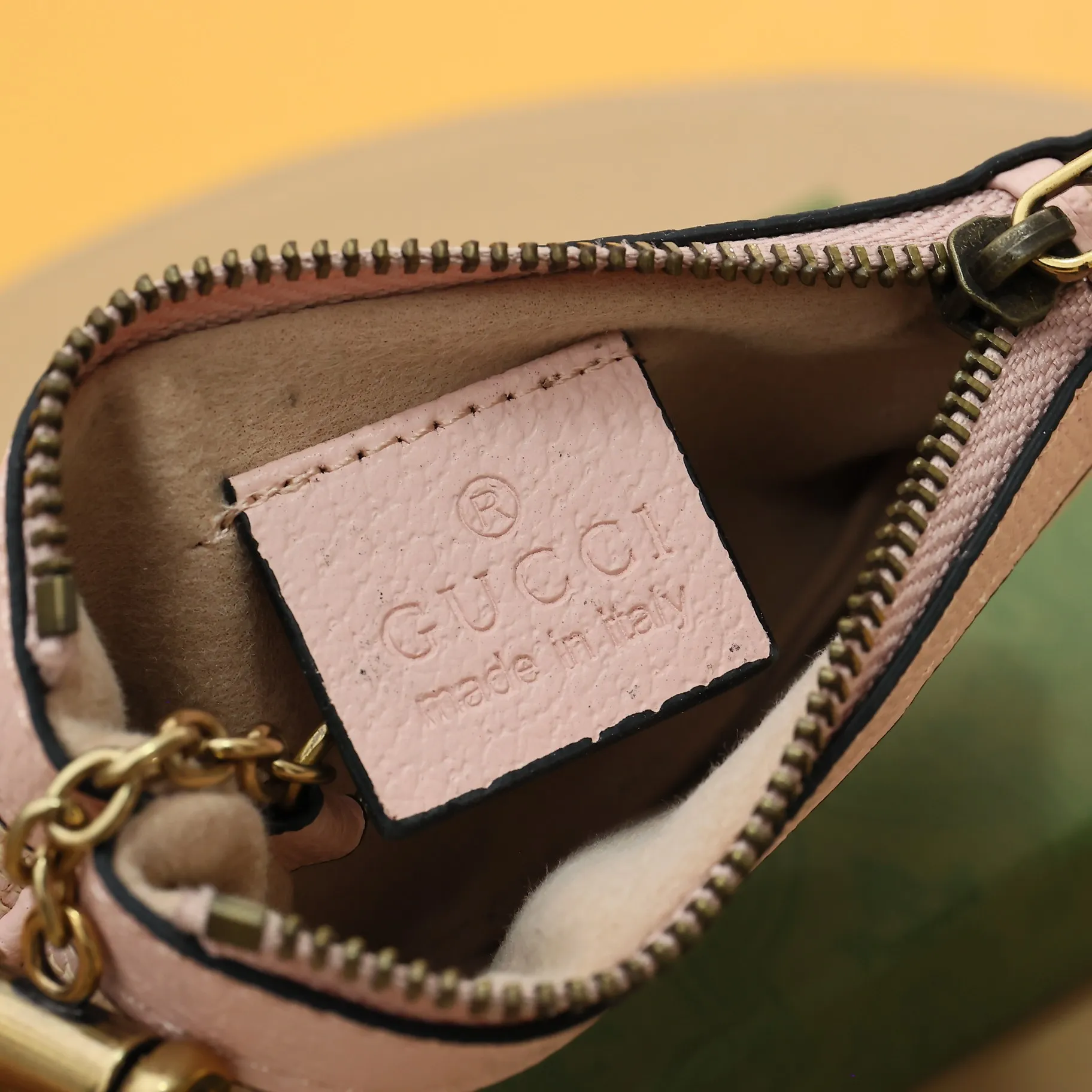 ￥140 GUCCI’s new small coin purse ~ lipstick bag🧃🧃 is made of imported calfskin with embroidered wavy pattern, 🧃🧃 matched with exquisite original factory bronze double G hardware 🧃🧃, flexible and unique hook buckle, small and exquisite, great effect, model: 671722, size: 12.5x7x1.5cm Color: pink cloth/pink U