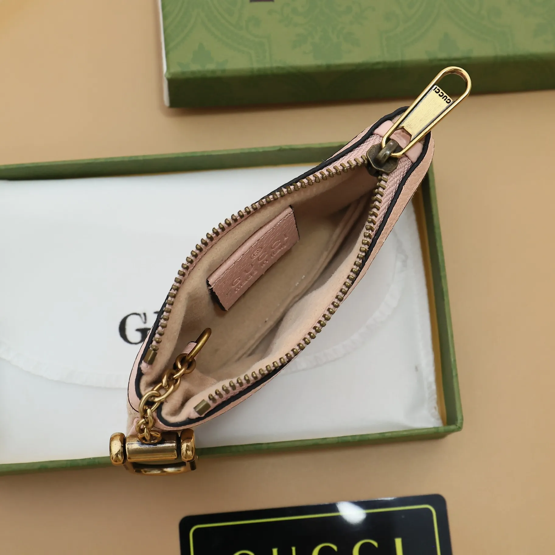 ￥140 GUCCI’s new small coin purse ~ lipstick bag🧃🧃 is made of imported calfskin with embroidered wavy pattern, 🧃🧃 matched with exquisite original factory bronze double G hardware 🧃🧃, flexible and unique hook buckle, small and exquisite, great effect, model: 671722, size: 12.5x7x1.5cm Color: pink cloth/pink U