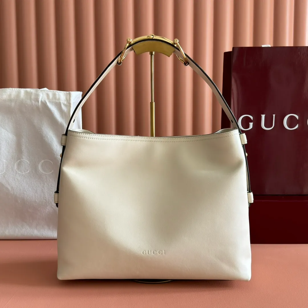 p1480. 💋💋💋【With full set of original counter packaging】2025 autumn and winter series, Gucci Beatrix series handbags adopt a casual silhouette, and the shoulder straps are decorated with iconic horsebit details to further enhance the fashion sense. Gold-toned accessories add to the sophisticated elegance of the design, and an interior zippered pocket keeps your belongings securely stored. Combining elegance and functionality, it easily accommodates daily essentials. Black soft glossy calfskin. Gold-tone hardware. Black cotton and linen blend lining. Horsebit detail on shoulder strap. Interior: Zip pocket. Shoulder strap: 21 cm high; 85 cm long. Ident: 850926. Dimensions: 35cm (width) x 27.5cm (height) x 11cm (depth) Weight: approx. 0.7kg Color: White full leather. Made in Italy