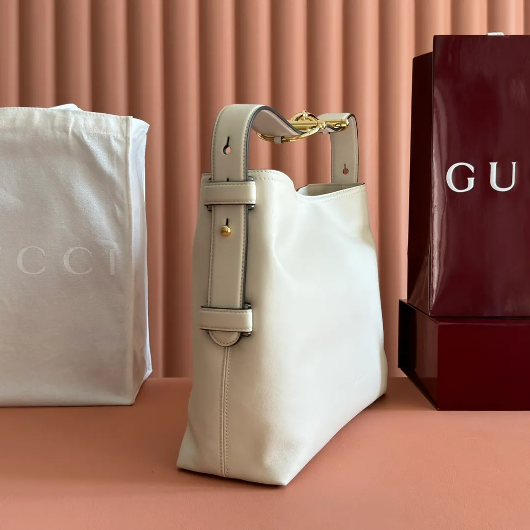 p1480. 💋💋💋【With full set of original counter packaging】2025 autumn and winter series, Gucci Beatrix series handbags adopt a casual silhouette, and the shoulder straps are decorated with iconic horsebit details to further enhance the fashion sense. Gold-toned accessories add to the sophisticated elegance of the design, and an interior zippered pocket keeps your belongings securely stored. Combining elegance and functionality, it easily accommodates daily essentials. Black soft glossy calfskin. Gold-tone hardware. Black cotton and linen blend lining. Horsebit detail on shoulder strap. Interior: Zip pocket. Shoulder strap: 21 cm high; 85 cm long. Ident: 850926. Dimensions: 35cm (width) x 27.5cm (height) x 11cm (depth) Weight: approx. 0.7kg Color: White full leather. Made in Italy
