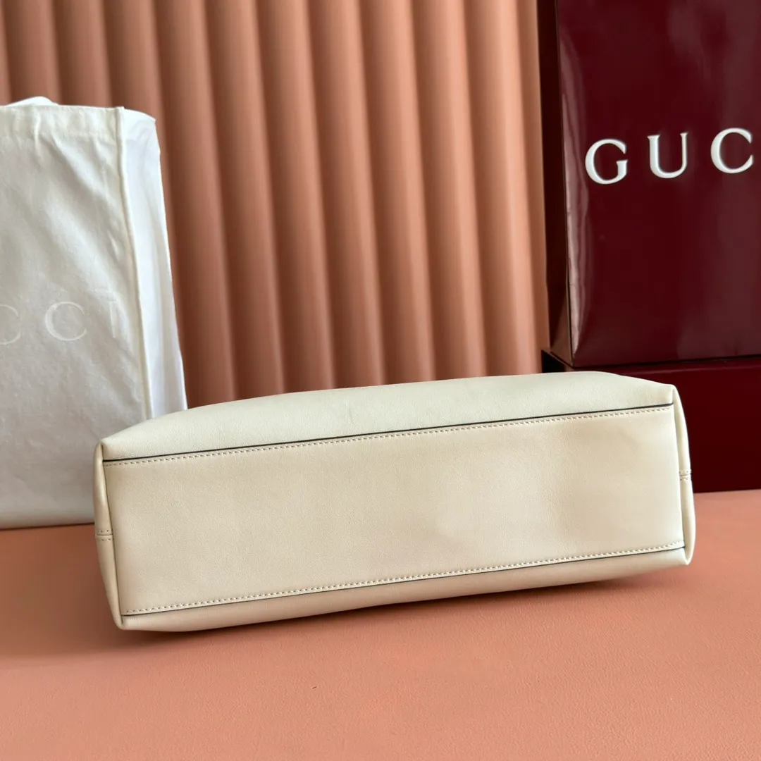 p1480. 💋💋💋【With full set of original counter packaging】2025 autumn and winter series, Gucci Beatrix series handbags adopt a casual silhouette, and the shoulder straps are decorated with iconic horsebit details to further enhance the fashion sense. Gold-toned accessories add to the sophisticated elegance of the design, and an interior zippered pocket keeps your belongings securely stored. Combining elegance and functionality, it easily accommodates daily essentials. Black soft glossy calfskin. Gold-tone hardware. Black cotton and linen blend lining. Horsebit detail on shoulder strap. Interior: Zip pocket. Shoulder strap: 21 cm high; 85 cm long. Ident: 850926. Dimensions: 35cm (width) x 27.5cm (height) x 11cm (depth) Weight: approx. 0.7kg Color: White full leather. Made in Italy