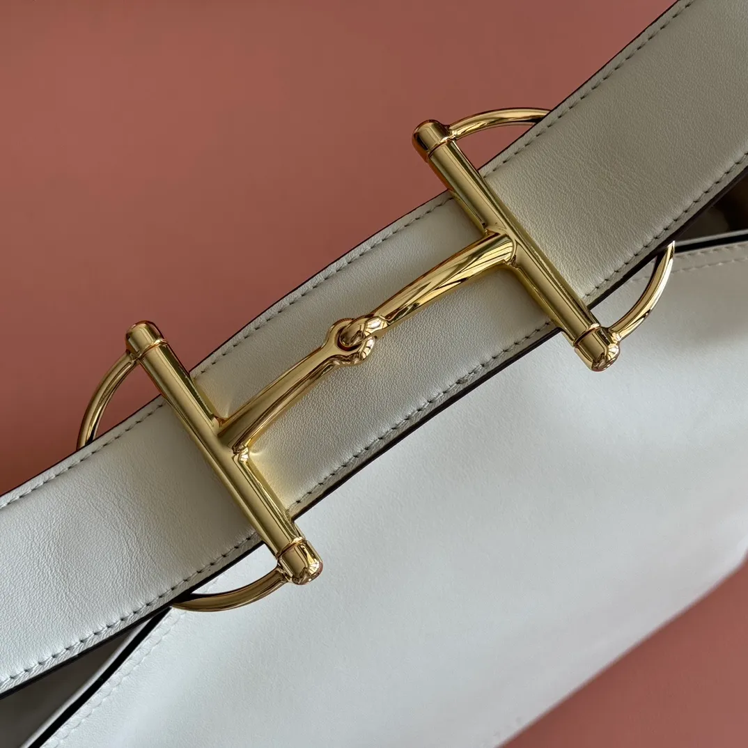 p1480. 💋💋💋【With full set of original counter packaging】2025 autumn and winter series, Gucci Beatrix series handbags adopt a casual silhouette, and the shoulder straps are decorated with iconic horsebit details to further enhance the fashion sense. Gold-toned accessories add to the sophisticated elegance of the design, and an interior zippered pocket keeps your belongings securely stored. Combining elegance and functionality, it easily accommodates daily essentials. Black soft glossy calfskin. Gold-tone hardware. Black cotton and linen blend lining. Horsebit detail on shoulder strap. Interior: Zip pocket. Shoulder strap: 21 cm high; 85 cm long. Ident: 850926. Dimensions: 35cm (width) x 27.5cm (height) x 11cm (depth) Weight: approx. 0.7kg Color: White full leather. Made in Italy