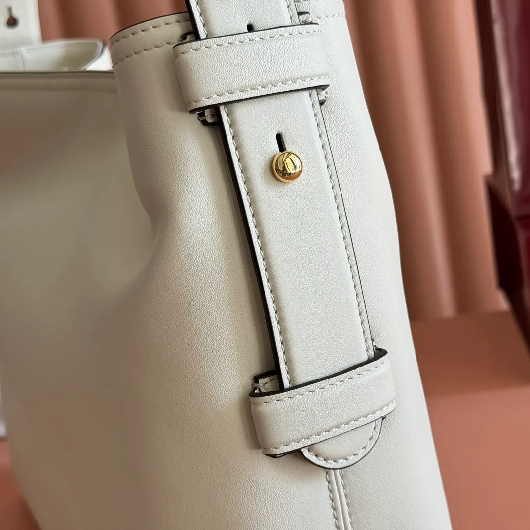 p1480. 💋💋💋【With full set of original counter packaging】2025 autumn and winter series, Gucci Beatrix series handbags adopt a casual silhouette, and the shoulder straps are decorated with iconic horsebit details to further enhance the fashion sense. Gold-toned accessories add to the sophisticated elegance of the design, and an interior zippered pocket keeps your belongings securely stored. Combining elegance and functionality, it easily accommodates daily essentials. Black soft glossy calfskin. Gold-tone hardware. Black cotton and linen blend lining. Horsebit detail on shoulder strap. Interior: Zip pocket. Shoulder strap: 21 cm high; 85 cm long. Ident: 850926. Dimensions: 35cm (width) x 27.5cm (height) x 11cm (depth) Weight: approx. 0.7kg Color: White full leather. Made in Italy