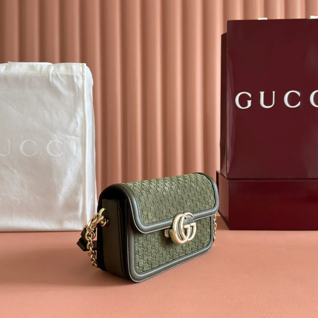 p1560. 💋💋💋 Comes with a full set of original counter packaging [New Product] The Gucci Go series is specially designed for sports. This shoulder bag is made of exquisite and lightweight GG Monogram suede and equipped with an elegant chain strap, adding another dazzling masterpiece to the 2025 spring and summer series. The interior layout of the bag is also very practical, with a removable mirror on the back. Green GG Monogram suede Green leather trim Light gold-tone hardware Beige cotton and linen blend lining Interior: Three main compartments, one zipped pocket External: Removable mirror on the rear Chain strap (21 cm high); Detachable and adjustable shoulder strap (27 cm high); Length adjustable between 64 cm and 103 cm Spring clip buckle Model: 826761. Dimensions: 21.5cm (width) x 14cm (height) x 9cm (depth) Weight: about 0.8kg Color: green velvet fabric/original leather. Made in Italy