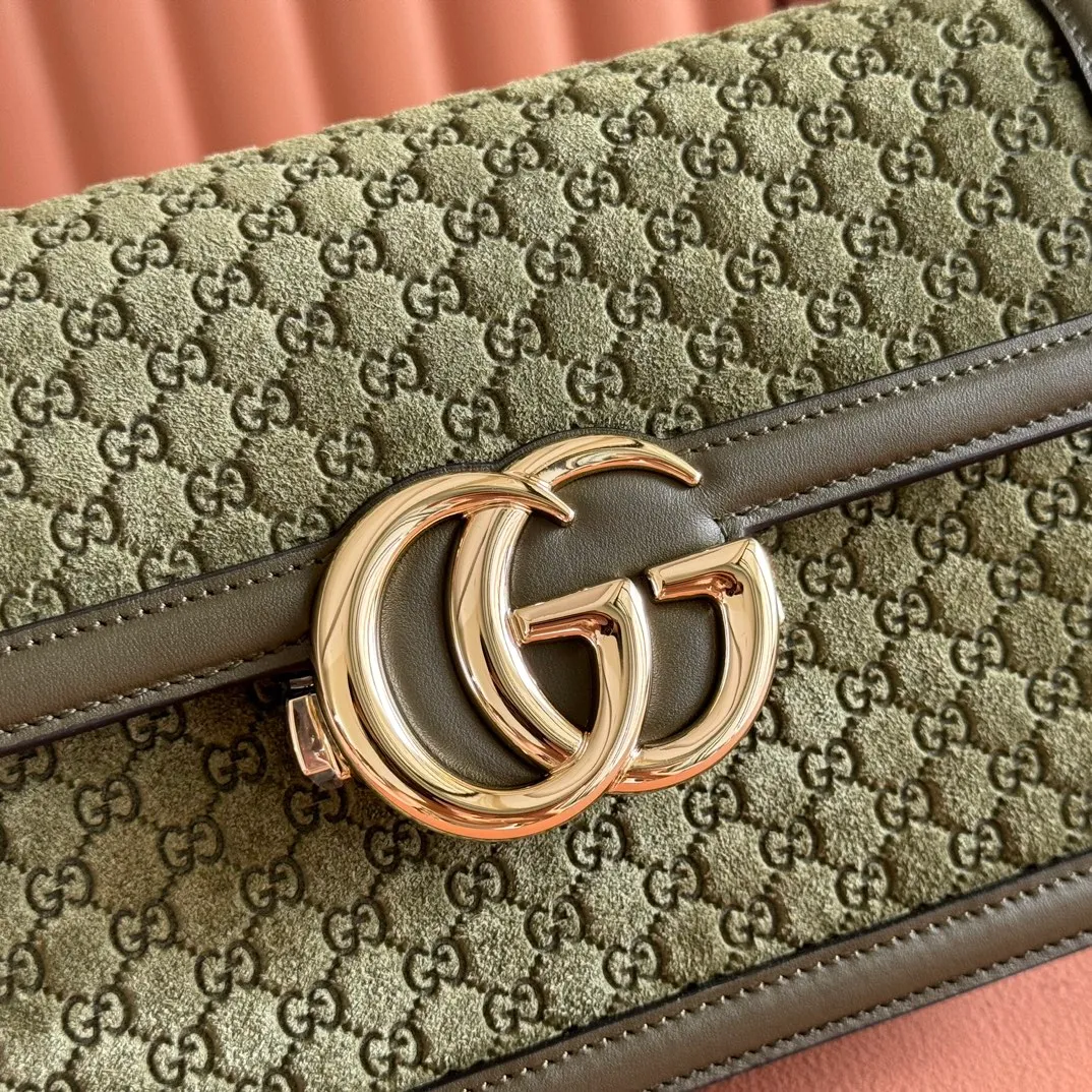 p1560. 💋💋💋 Comes with a full set of original counter packaging [New Product] The Gucci Go series is specially designed for sports. This shoulder bag is made of exquisite and lightweight GG Monogram suede and equipped with an elegant chain strap, adding another dazzling masterpiece to the 2025 spring and summer series. The interior layout of the bag is also very practical, with a removable mirror on the back. Green GG Monogram suede Green leather trim Light gold-tone hardware Beige cotton and linen blend lining Interior: Three main compartments, one zipped pocket External: Removable mirror on the rear Chain strap (21 cm high); Detachable and adjustable shoulder strap (27 cm high); Length adjustable between 64 cm and 103 cm Spring clip buckle Model: 826761. Dimensions: 21.5cm (width) x 14cm (height) x 9cm (depth) Weight: about 0.8kg Color: green velvet fabric/original leather. Made in Italy
