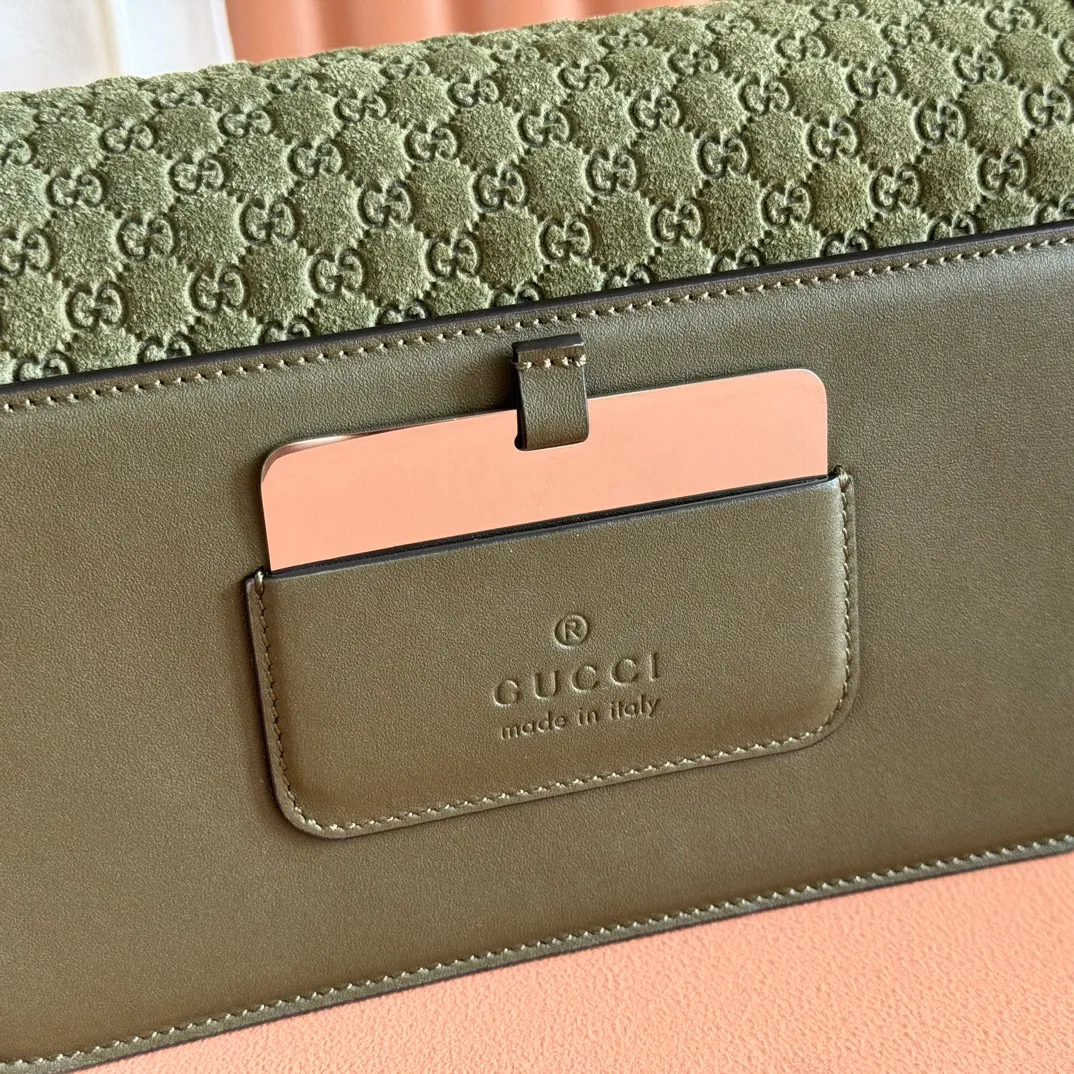 p1560. 💋💋💋 Comes with a full set of original counter packaging [New Product] The Gucci Go series is specially designed for sports. This shoulder bag is made of exquisite and lightweight GG Monogram suede and equipped with an elegant chain strap, adding another dazzling masterpiece to the 2025 spring and summer series. The interior layout of the bag is also very practical, with a removable mirror on the back. Green GG Monogram suede Green leather trim Light gold-tone hardware Beige cotton and linen blend lining Interior: Three main compartments, one zipped pocket External: Removable mirror on the rear Chain strap (21 cm high); Detachable and adjustable shoulder strap (27 cm high); Length adjustable between 64 cm and 103 cm Spring clip buckle Model: 826761. Dimensions: 21.5cm (width) x 14cm (height) x 9cm (depth) Weight: about 0.8kg Color: green velvet fabric/original leather. Made in Italy