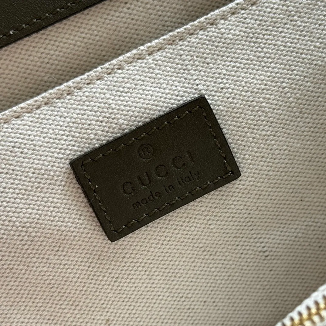 p1560. 💋💋💋 Comes with a full set of original counter packaging [New Product] The Gucci Go series is specially designed for sports. This shoulder bag is made of exquisite and lightweight GG Monogram suede and equipped with an elegant chain strap, adding another dazzling masterpiece to the 2025 spring and summer series. The interior layout of the bag is also very practical, with a removable mirror on the back. Green GG Monogram suede Green leather trim Light gold-tone hardware Beige cotton and linen blend lining Interior: Three main compartments, one zipped pocket External: Removable mirror on the rear Chain strap (21 cm high); Detachable and adjustable shoulder strap (27 cm high); Length adjustable between 64 cm and 103 cm Spring clip buckle Model: 826761. Dimensions: 21.5cm (width) x 14cm (height) x 9cm (depth) Weight: about 0.8kg Color: green velvet fabric/original leather. Made in Italy