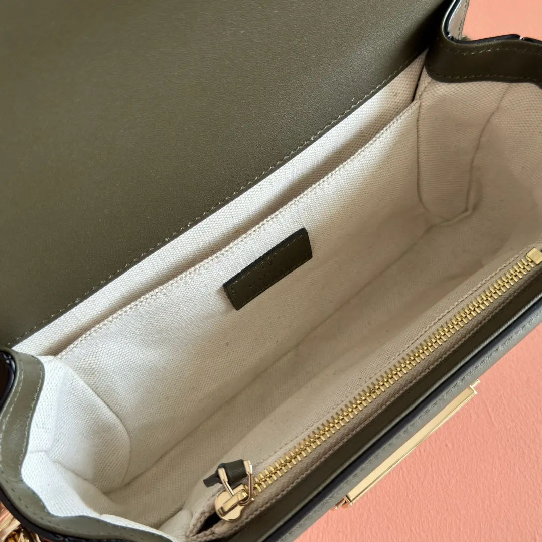 p1560. 💋💋💋 Comes with a full set of original counter packaging [New Product] The Gucci Go series is specially designed for sports. This shoulder bag is made of exquisite and lightweight GG Monogram suede and equipped with an elegant chain strap, adding another dazzling masterpiece to the 2025 spring and summer series. The interior layout of the bag is also very practical, with a removable mirror on the back. Green GG Monogram suede Green leather trim Light gold-tone hardware Beige cotton and linen blend lining Interior: Three main compartments, one zipped pocket External: Removable mirror on the rear Chain strap (21 cm high); Detachable and adjustable shoulder strap (27 cm high); Length adjustable between 64 cm and 103 cm Spring clip buckle Model: 826761. Dimensions: 21.5cm (width) x 14cm (height) x 9cm (depth) Weight: about 0.8kg Color: green velvet fabric/original leather. Made in Italy