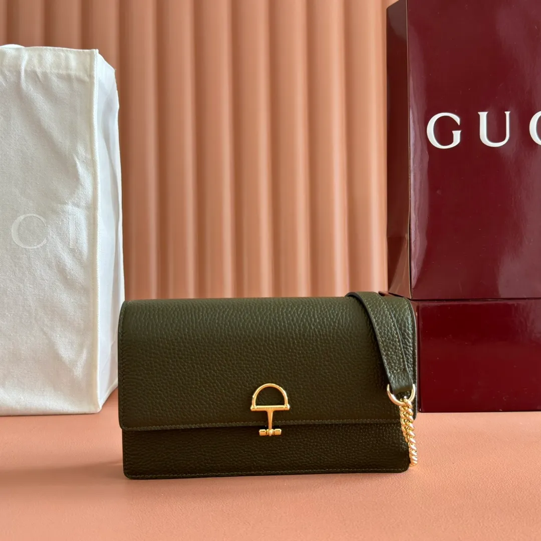 p720💋💋💋"With full set of original counter packaging" [New product] This Gucci Softbit series shoulder bag is ingeniously integrated with the brand's classic equestrian style accessories in the shape of a large half-horse bit. Black grained cow leather. Light gold-tone hardware. Black microfiber lining. Half horsebit buckle. Ident.: 837373. Dimensions: 20x13x6cm.