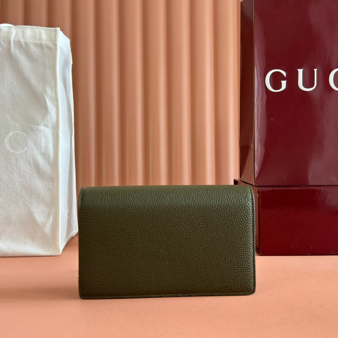 p720💋💋💋"With full set of original counter packaging" [New product] This Gucci Softbit series shoulder bag is ingeniously integrated with the brand's classic equestrian style accessories in the shape of a large half-horse bit. Black grained cow leather. Light gold-tone hardware. Black microfiber lining. Half horsebit buckle. Ident.: 837373. Dimensions: 20x13x6cm.