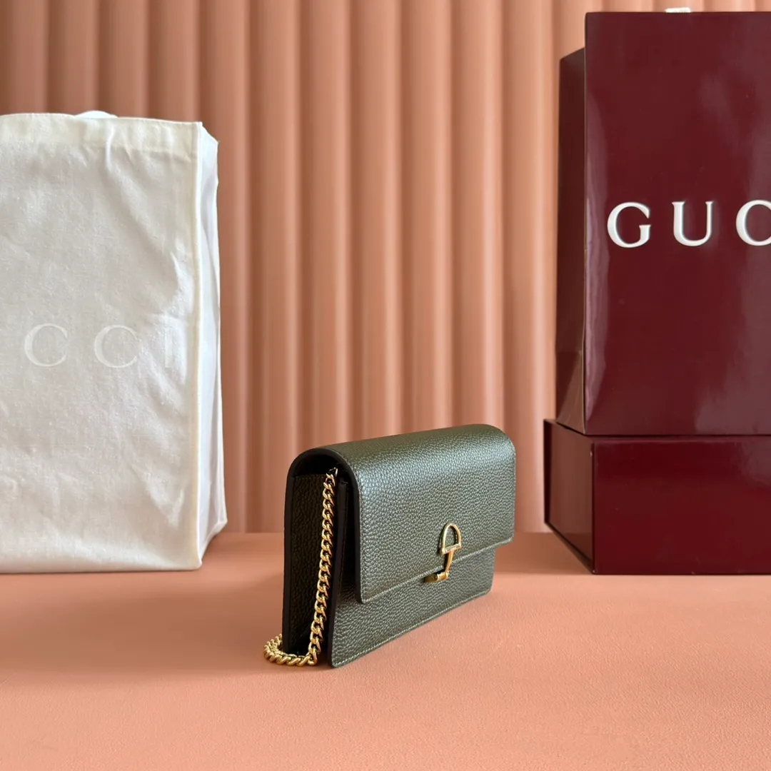 p720💋💋💋"With full set of original counter packaging" [New product] This Gucci Softbit series shoulder bag is ingeniously integrated with the brand's classic equestrian style accessories in the shape of a large half-horse bit. Black grained cow leather. Light gold-tone hardware. Black microfiber lining. Half horsebit buckle. Ident.: 837373. Dimensions: 20x13x6cm.
