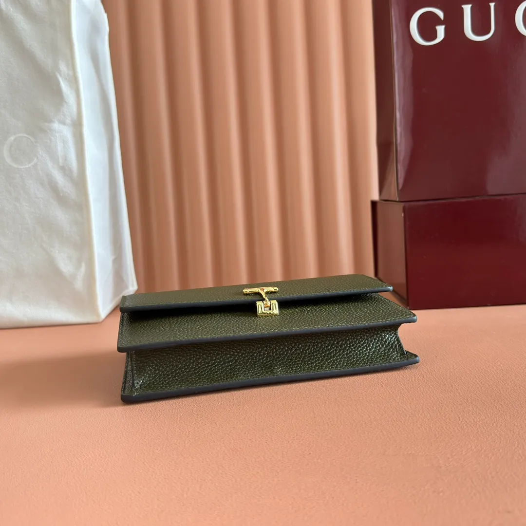 p720💋💋💋"With full set of original counter packaging" [New product] This Gucci Softbit series shoulder bag is ingeniously integrated with the brand's classic equestrian style accessories in the shape of a large half-horse bit. Black grained cow leather. Light gold-tone hardware. Black microfiber lining. Half horsebit buckle. Ident.: 837373. Dimensions: 20x13x6cm.