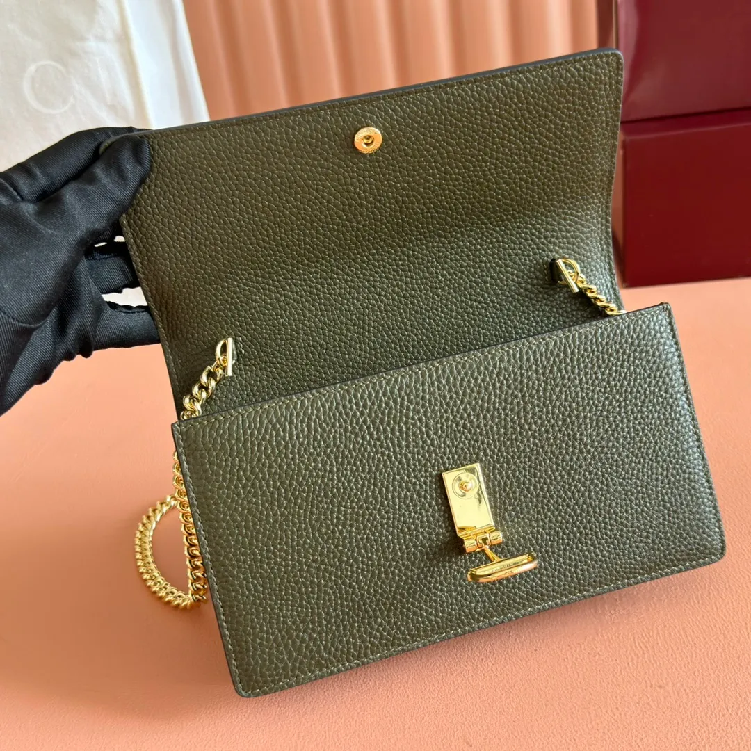 p720💋💋💋"With full set of original counter packaging" [New product] This Gucci Softbit series shoulder bag is ingeniously integrated with the brand's classic equestrian style accessories in the shape of a large half-horse bit. Black grained cow leather. Light gold-tone hardware. Black microfiber lining. Half horsebit buckle. Ident.: 837373. Dimensions: 20x13x6cm.