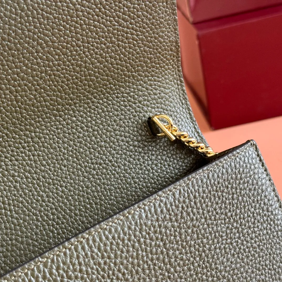 p720💋💋💋"With full set of original counter packaging" [New product] This Gucci Softbit series shoulder bag is ingeniously integrated with the brand's classic equestrian style accessories in the shape of a large half-horse bit. Black grained cow leather. Light gold-tone hardware. Black microfiber lining. Half horsebit buckle. Ident.: 837373. Dimensions: 20x13x6cm.