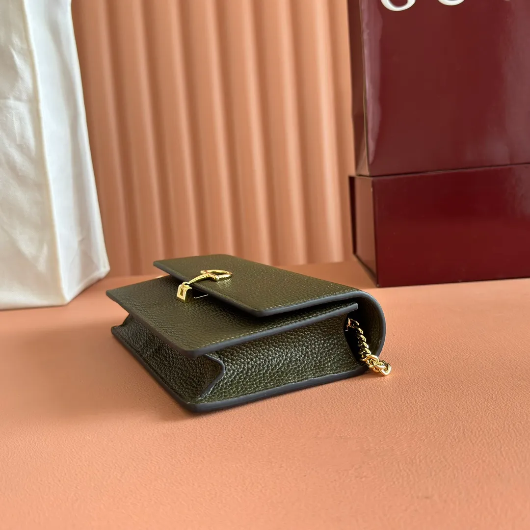 p720💋💋💋"With full set of original counter packaging" [New product] This Gucci Softbit series shoulder bag is ingeniously integrated with the brand's classic equestrian style accessories in the shape of a large half-horse bit. Black grained cow leather. Light gold-tone hardware. Black microfiber lining. Half horsebit buckle. Ident.: 837373. Dimensions: 20x13x6cm.