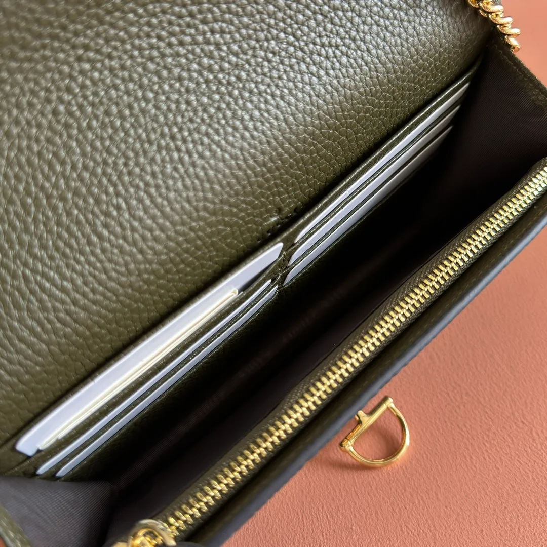 p720💋💋💋"With full set of original counter packaging" [New product] This Gucci Softbit series shoulder bag is ingeniously integrated with the brand's classic equestrian style accessories in the shape of a large half-horse bit. Black grained cow leather. Light gold-tone hardware. Black microfiber lining. Half horsebit buckle. Ident.: 837373. Dimensions: 20x13x6cm.
