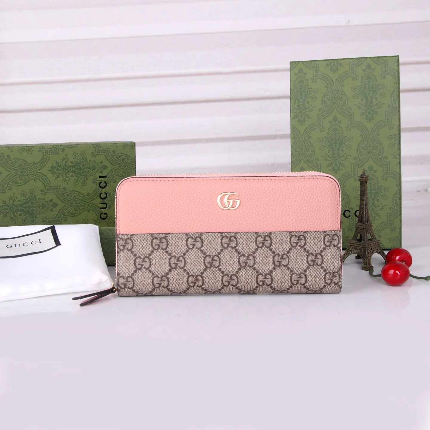 💰170 Style No.: GA009 Brand: Gucci Color: Black Pink Size: 19*10*3 Description: Gucci counter synchronization, new Ophidia series! A new work made of calfskin imported from Italy, equipped with classic double G hardware, new style and contour support is now available. Made from top overseas hardware!