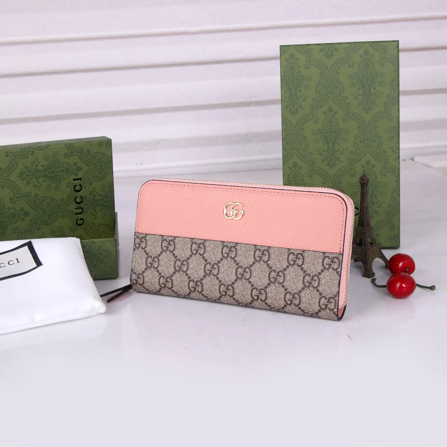 💰170 Style No.: GA009 Brand: Gucci Color: Black Pink Size: 19*10*3 Description: Gucci counter synchronization, new Ophidia series! A new work made of calfskin imported from Italy, equipped with classic double G hardware, new style and contour support is now available. Made from top overseas hardware!