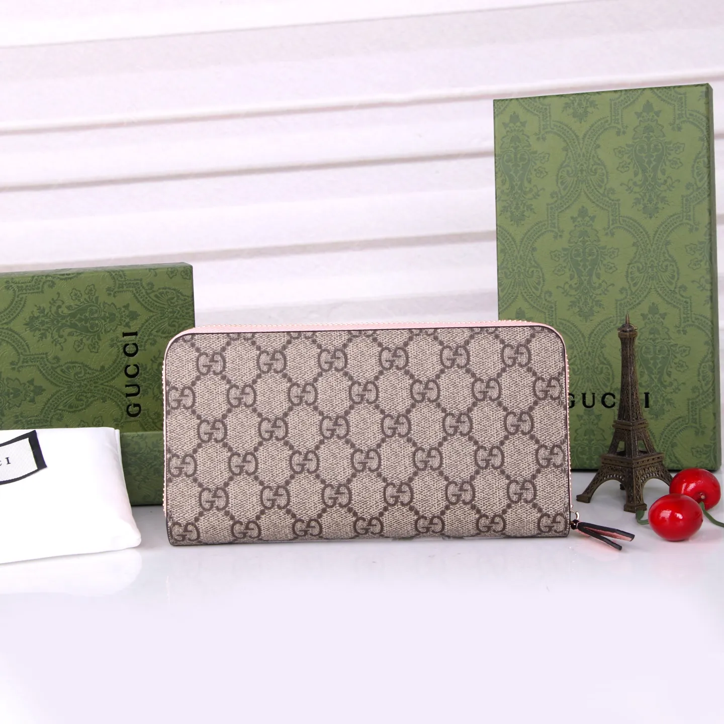 💰170 Style No.: GA009 Brand: Gucci Color: Black Pink Size: 19*10*3 Description: Gucci counter synchronization, new Ophidia series! A new work made of calfskin imported from Italy, equipped with classic double G hardware, new style and contour support is now available. Made from top overseas hardware!