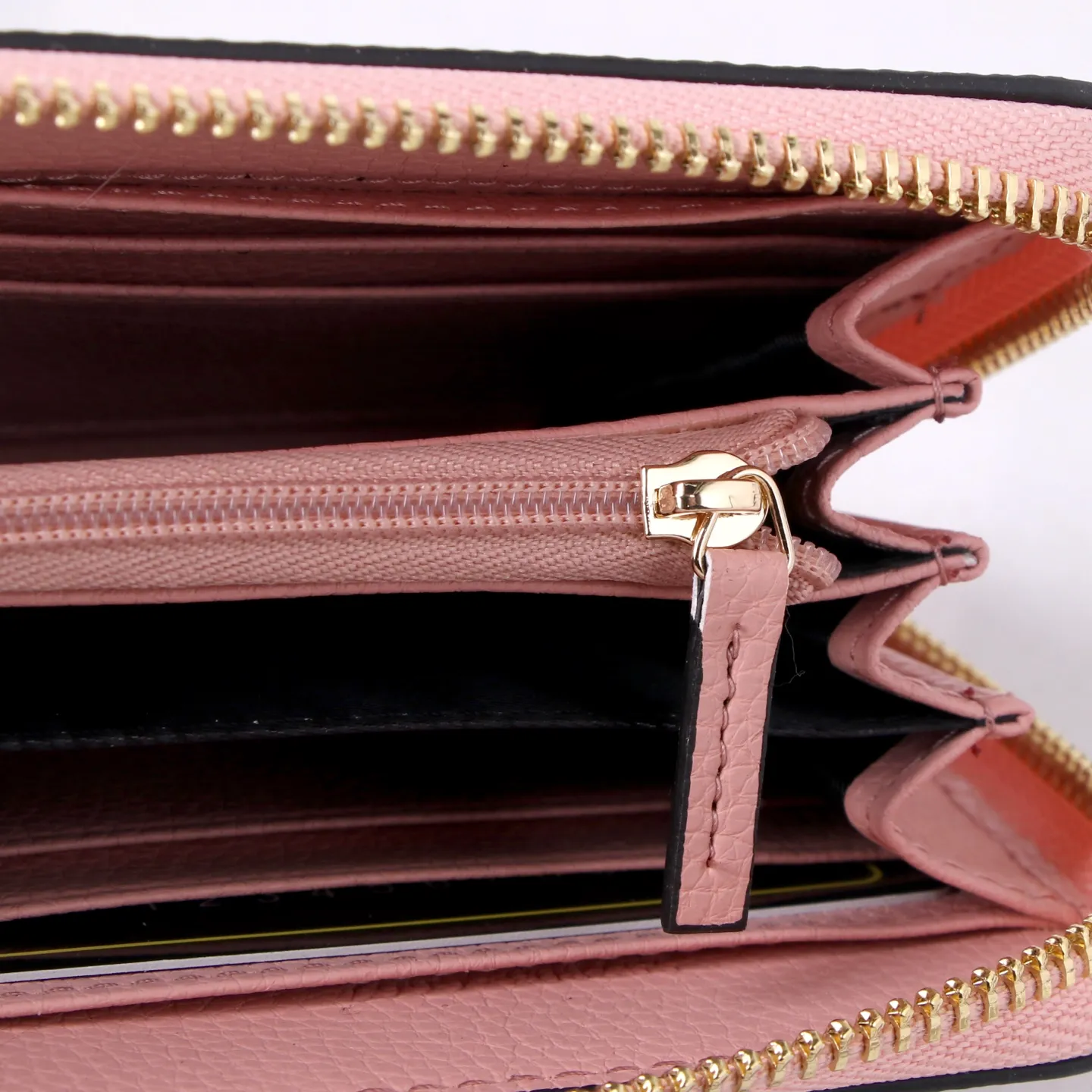 💰170 Style No.: GA009 Brand: Gucci Color: Black Pink Size: 19*10*3 Description: Gucci counter synchronization, new Ophidia series! A new work made of calfskin imported from Italy, equipped with classic double G hardware, new style and contour support is now available. Made from top overseas hardware!