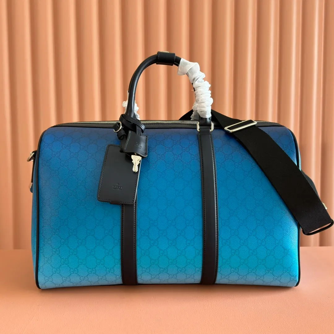 p1580. 💋💋💋 Comes with a complete set of original counter gift bag packaging [New product] The unique blue gradient effect printing adds a fashionable aesthetic to this basic functional item. This travel bag is made of GG Monogram coated fabric, with an all-over gradient GG print showing its design ingenuity. Gradient blue GG Monogram coated fabric Dark blue leather trim All-over gradient GG print Blue cotton and linen lining Interior: 2 zip pockets Exterior: ID tag, lock and keychain Handle height: 10.5 cm Removable and adjustable canvas shoulder strap (77 cm to 118 cm high) Zip closure Ident No.: 835688. Dimensions: 30cm (length) x 45cm (width) x 24.5cm (thickness) Weight: approx. 2.1kg Color: Gradient blue pvc. Made in Italy