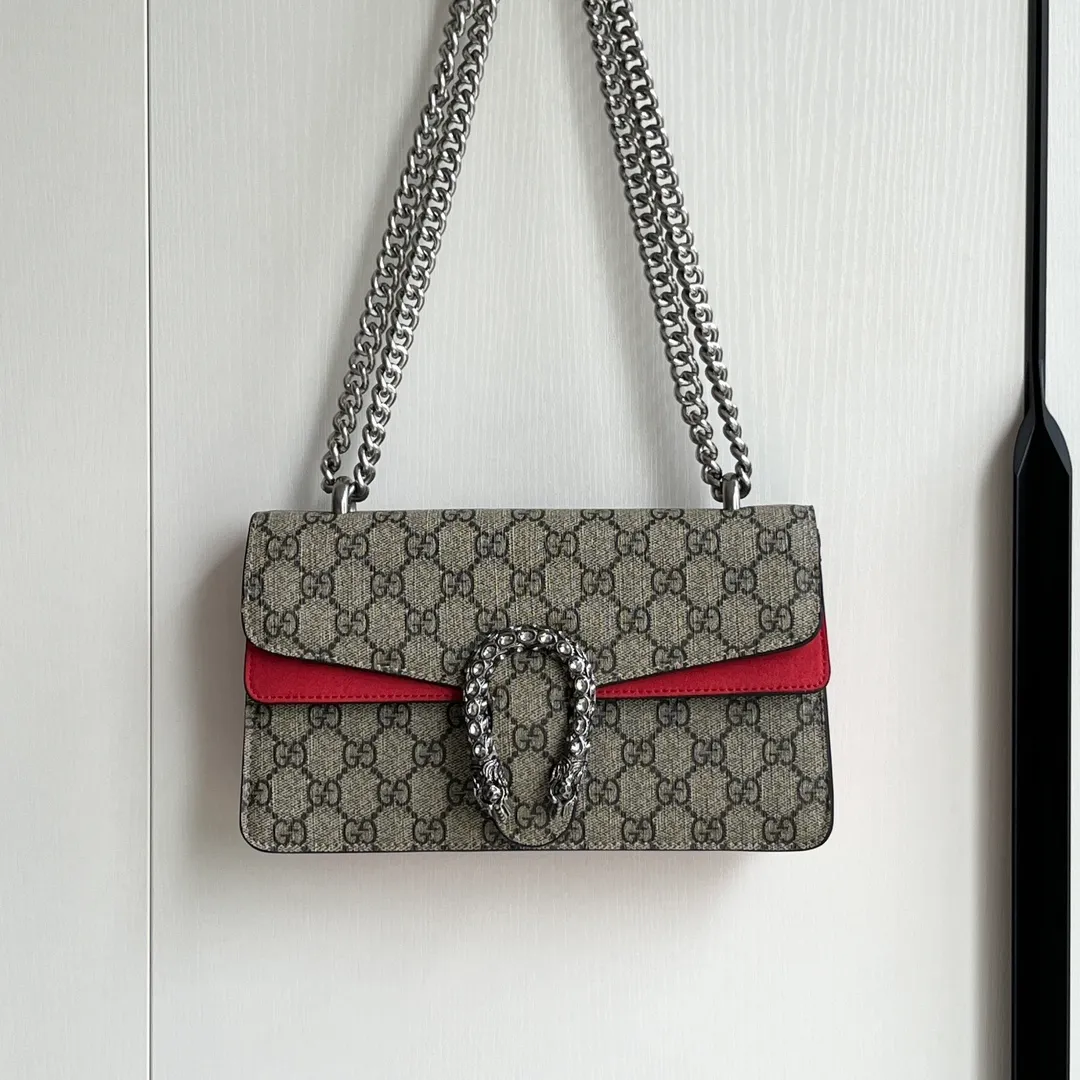 New upgraded version of real shot #💰300 Model: 499623 Red Size: 25x14x8cm 𝙂𝙪𝙘𝙘𝙞 𝘿𝙞𝙤𝙣𝙮𝙨𝙪𝙨Diamond Button Bacchus True Fragrance Series Warning, it’s amazing. It retains the perfect pedigree of the Bacchus bag, but opens the era of Bacchus innovation! The most valuable part of the entire bag is the tiger head diamond buckle, a palace-level treasure item. Not a market product. The weight is very light and the size is perfect. Highly recommended.