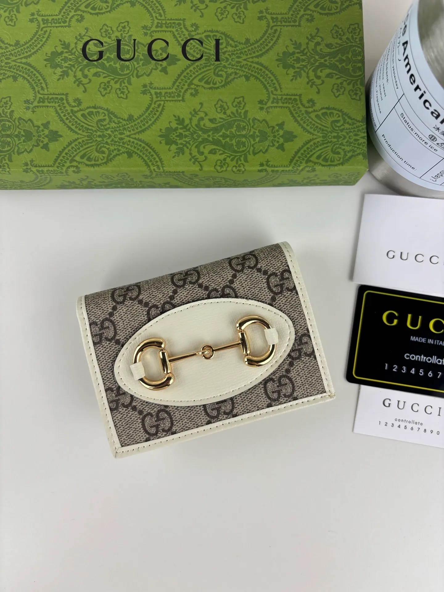 💰150 GUCCl Gucci has newly launched this 1955 horsebit card holder made of GG Supreme high-grade artificial canvas and brown leather. This series adopts the double ring and long strip design that are in the same line as the handbag. This detail is inspired by the equestrian origin of the brand. It is one of Gucci's classic heritage and one of the brand's most representative symbolic elements. Style number: 621887 Size: 11cm x 8.5cm x 3cm Color: white