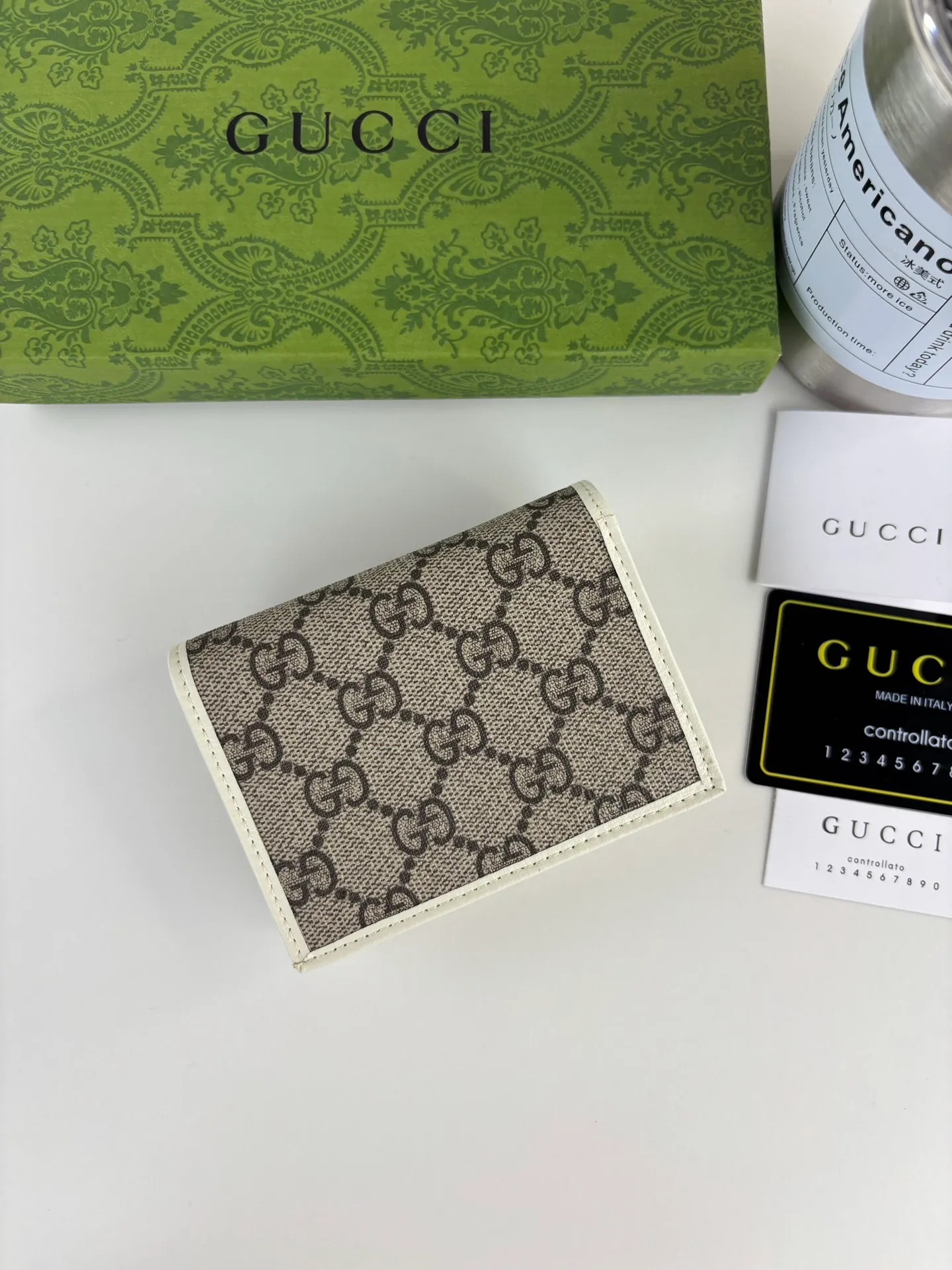 💰150 GUCCl Gucci has newly launched this 1955 horsebit card holder made of GG Supreme high-grade artificial canvas and brown leather. This series adopts the double ring and long strip design that are in the same line as the handbag. This detail is inspired by the equestrian origin of the brand. It is one of Gucci's classic heritage and one of the brand's most representative symbolic elements. Style number: 621887 Size: 11cm x 8.5cm x 3cm Color: white