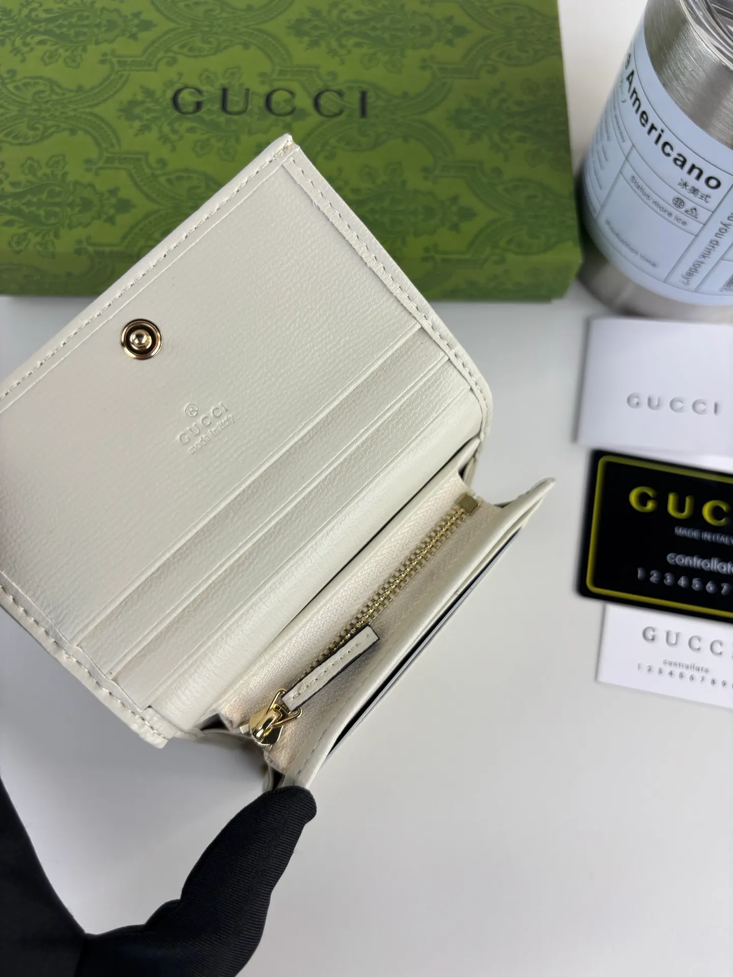 💰150 GUCCl Gucci has newly launched this 1955 horsebit card holder made of GG Supreme high-grade artificial canvas and brown leather. This series adopts the double ring and long strip design that are in the same line as the handbag. This detail is inspired by the equestrian origin of the brand. It is one of Gucci's classic heritage and one of the brand's most representative symbolic elements. Style number: 621887 Size: 11cm x 8.5cm x 3cm Color: white