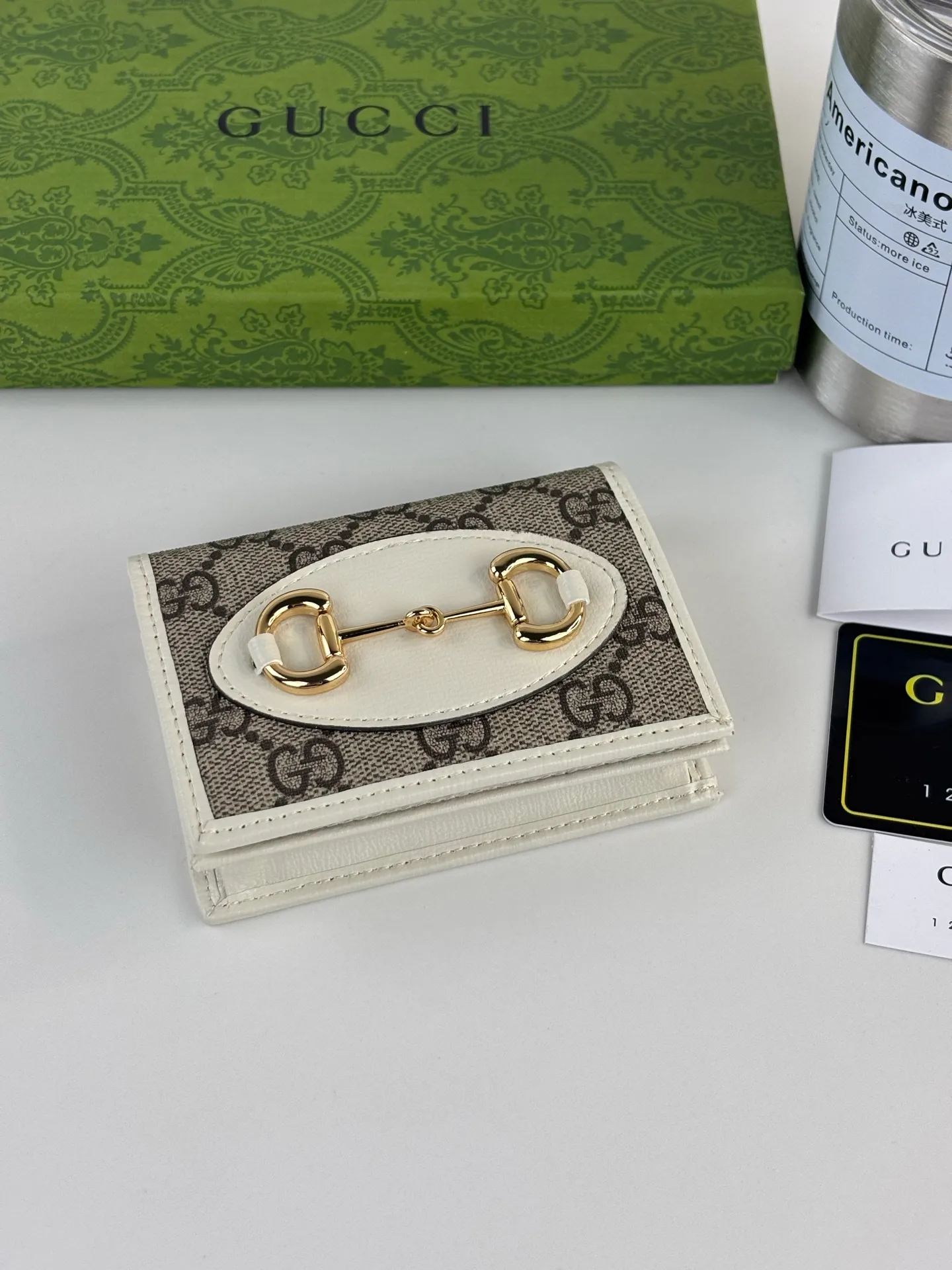 💰150 GUCCl Gucci has newly launched this 1955 horsebit card holder made of GG Supreme high-grade artificial canvas and brown leather. This series adopts the double ring and long strip design that are in the same line as the handbag. This detail is inspired by the equestrian origin of the brand. It is one of Gucci's classic heritage and one of the brand's most representative symbolic elements. Style number: 621887 Size: 11cm x 8.5cm x 3cm Color: white