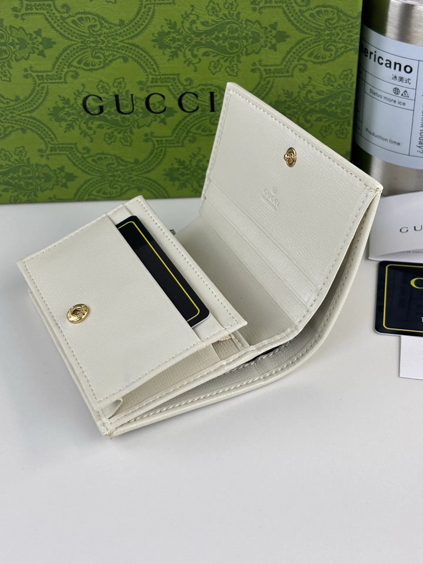 💰150 GUCCl Gucci has newly launched this 1955 horsebit card holder made of GG Supreme high-grade artificial canvas and brown leather. This series adopts the double ring and long strip design that are in the same line as the handbag. This detail is inspired by the equestrian origin of the brand. It is one of Gucci's classic heritage and one of the brand's most representative symbolic elements. Style number: 621887 Size: 11cm x 8.5cm x 3cm Color: white
