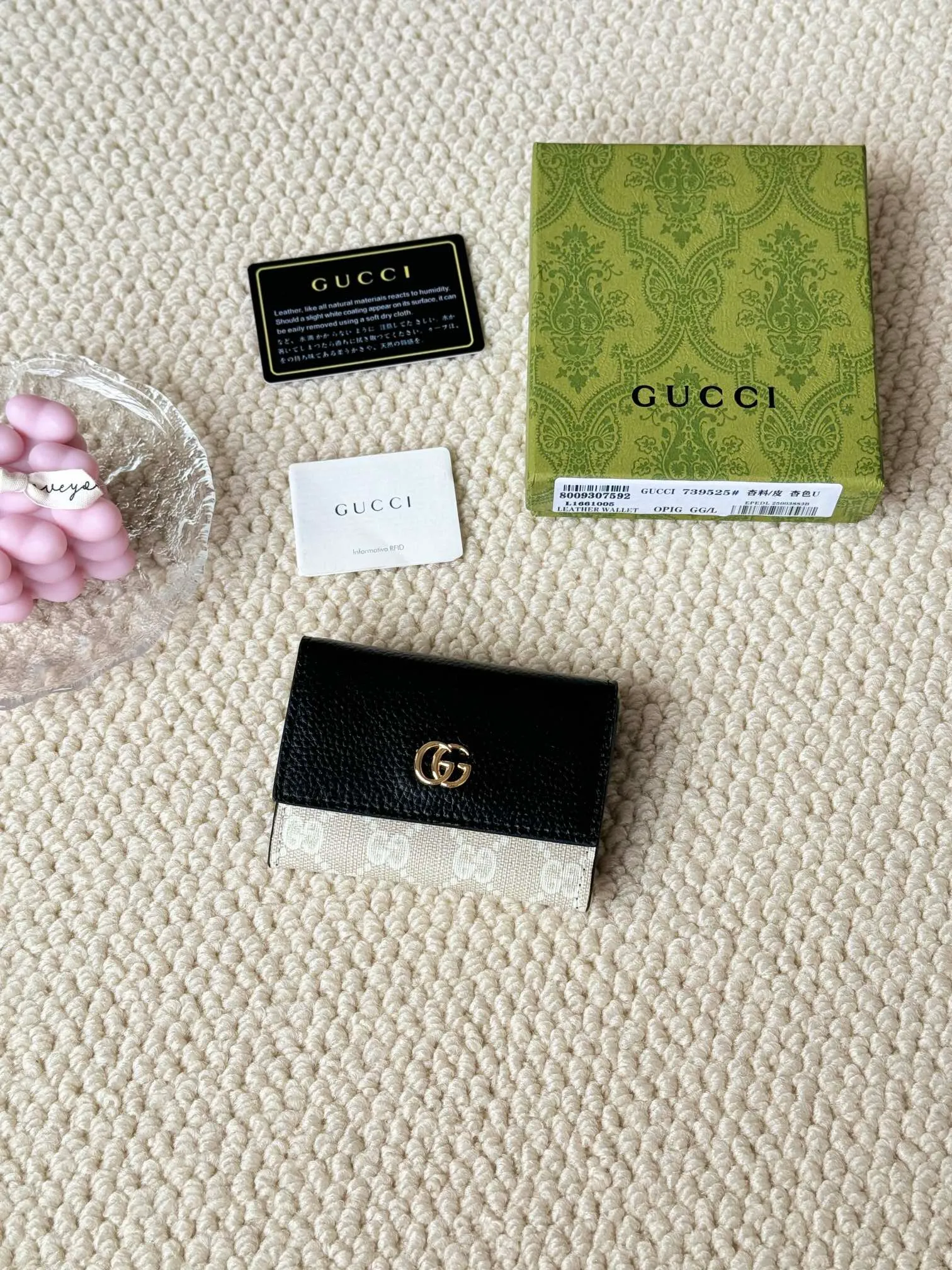 💰120 Gucci has launched a new model, the new mini folding coin purse, which can be held in hand and placed in the bag. Card bags are super cute. Number: 739525. Size: about 11cm.