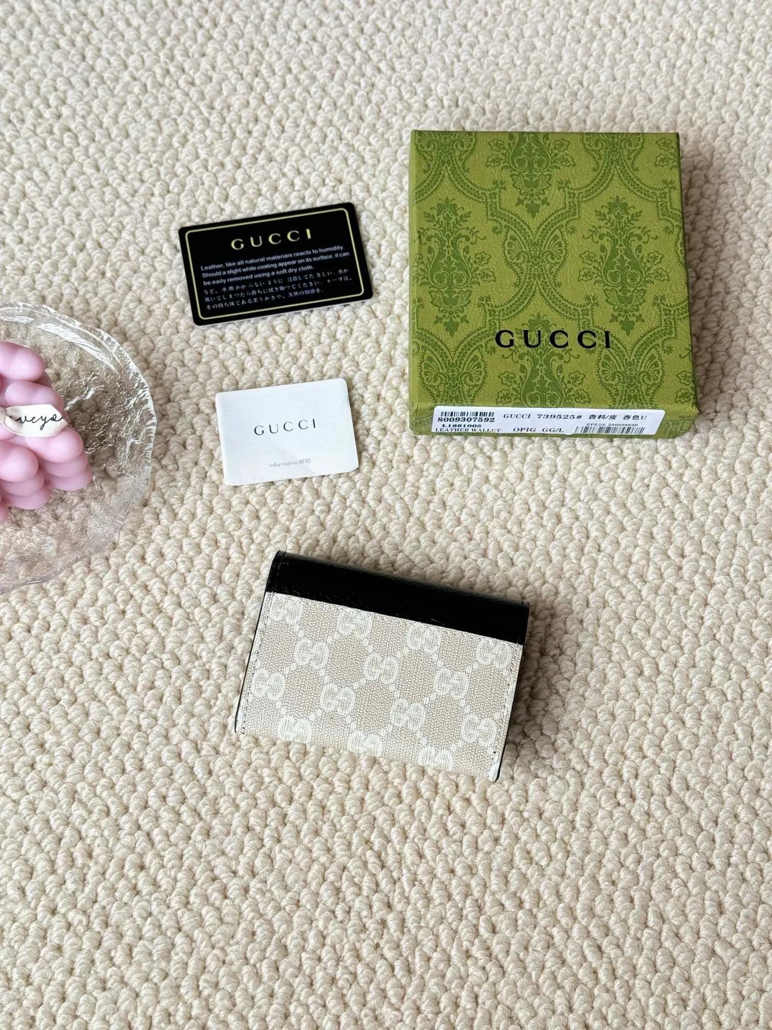💰120 Gucci has launched a new model, the new mini folding coin purse, which can be held in hand and placed in the bag. Card bags are super cute. Number: 739525. Size: about 11cm.