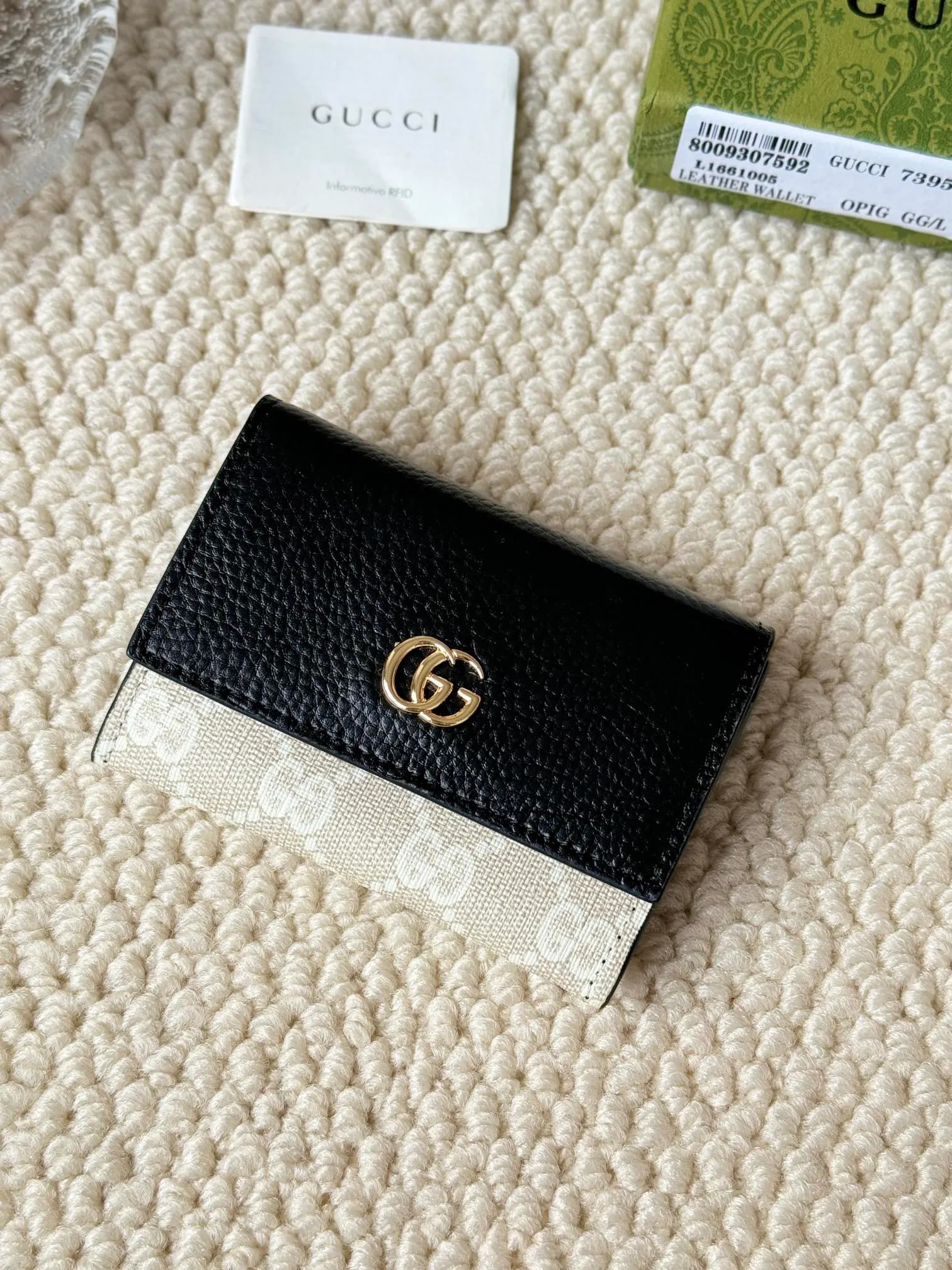 💰120 Gucci has launched a new model, the new mini folding coin purse, which can be held in hand and placed in the bag. Card bags are super cute. Number: 739525. Size: about 11cm.