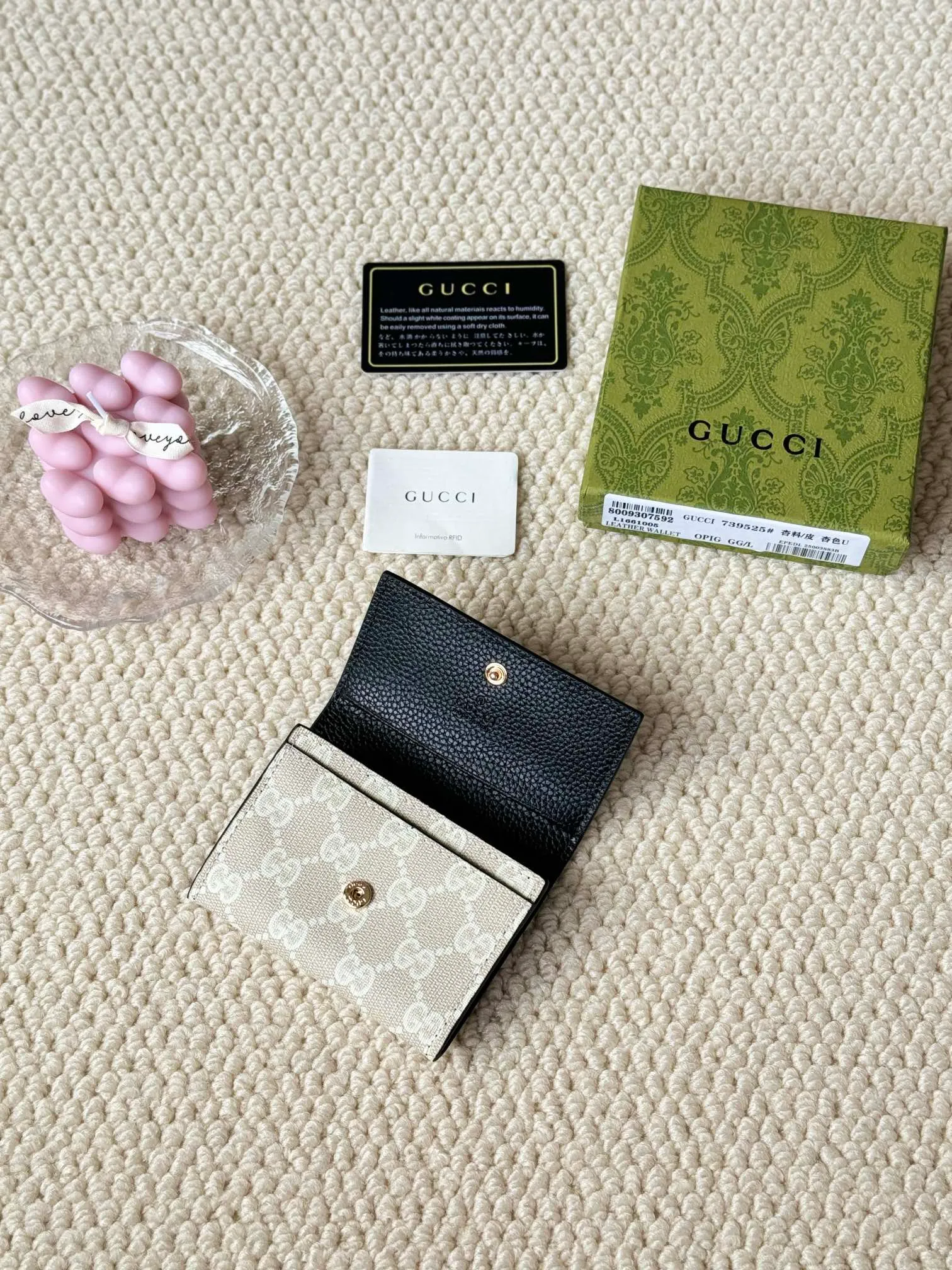💰120 Gucci has launched a new model, the new mini folding coin purse, which can be held in hand and placed in the bag. Card bags are super cute. Number: 739525. Size: about 11cm.
